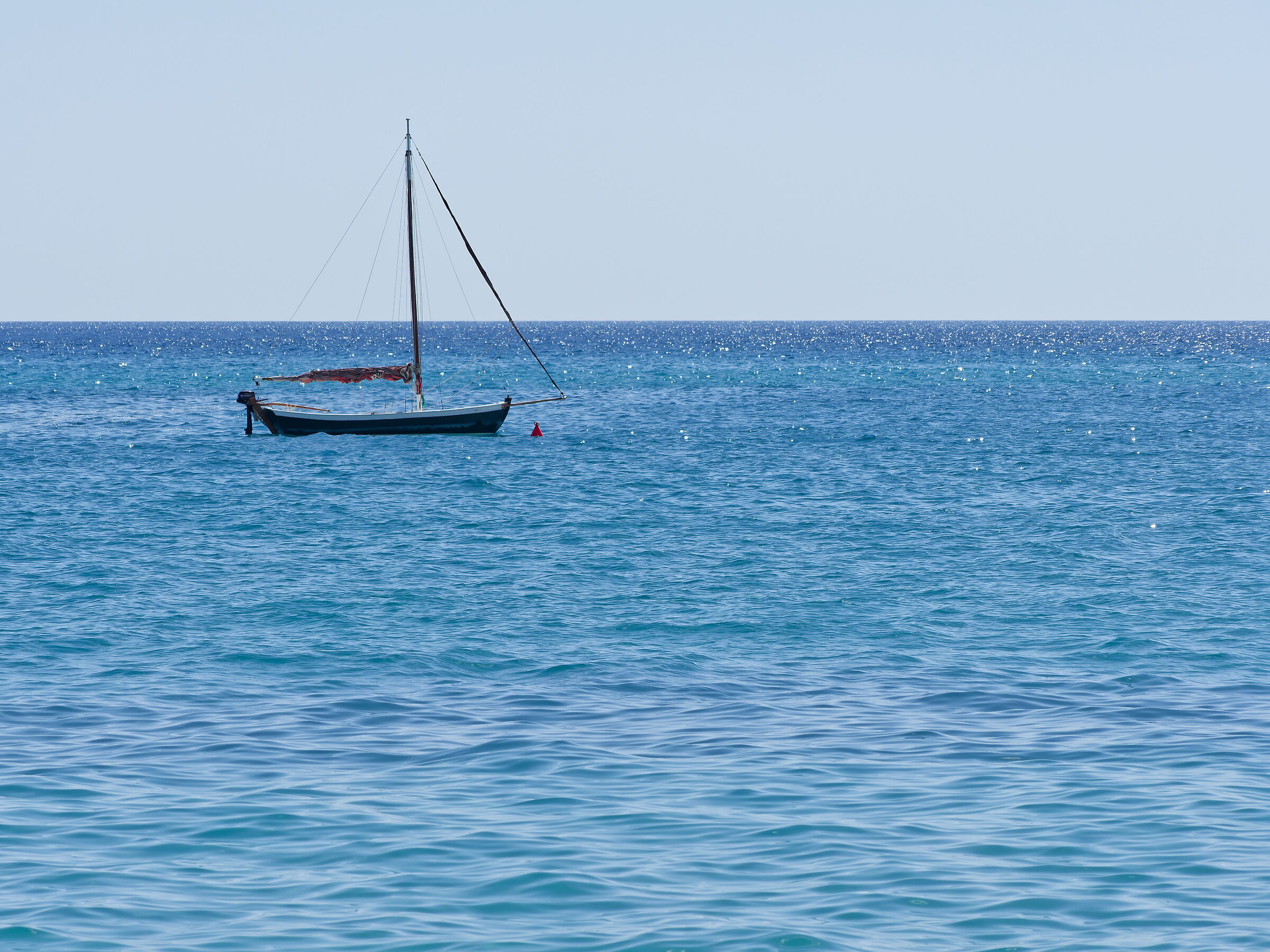 una barchetta in mezzo al mar