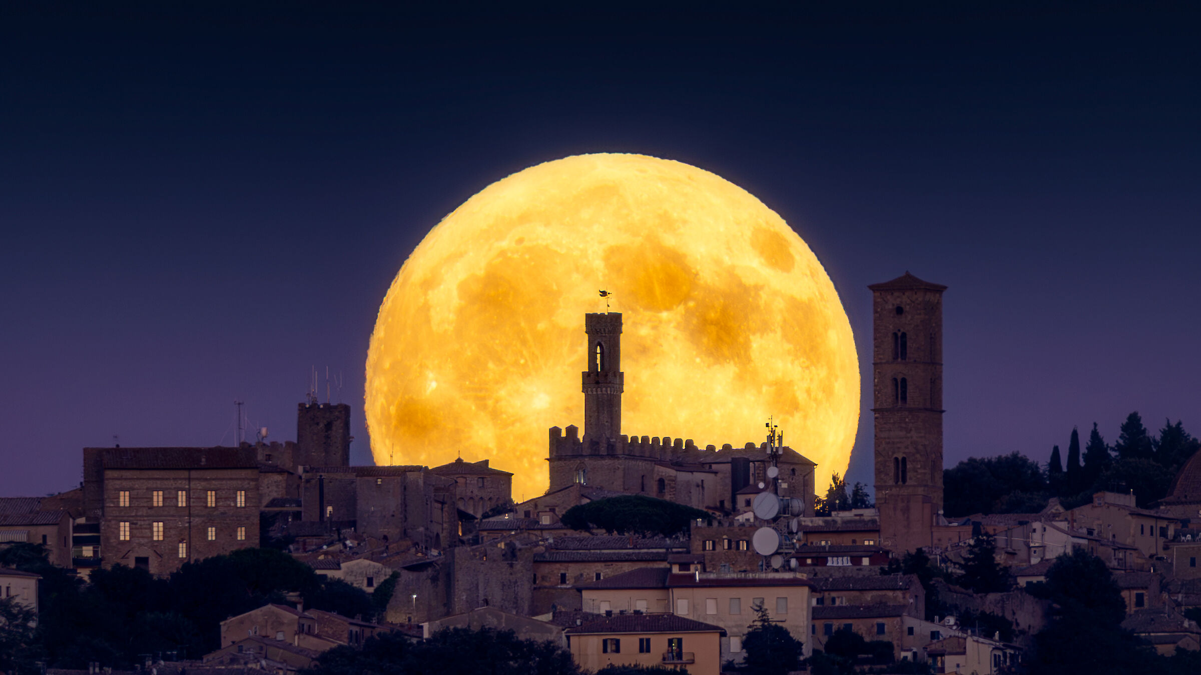 La luna tra le torri di Volterra