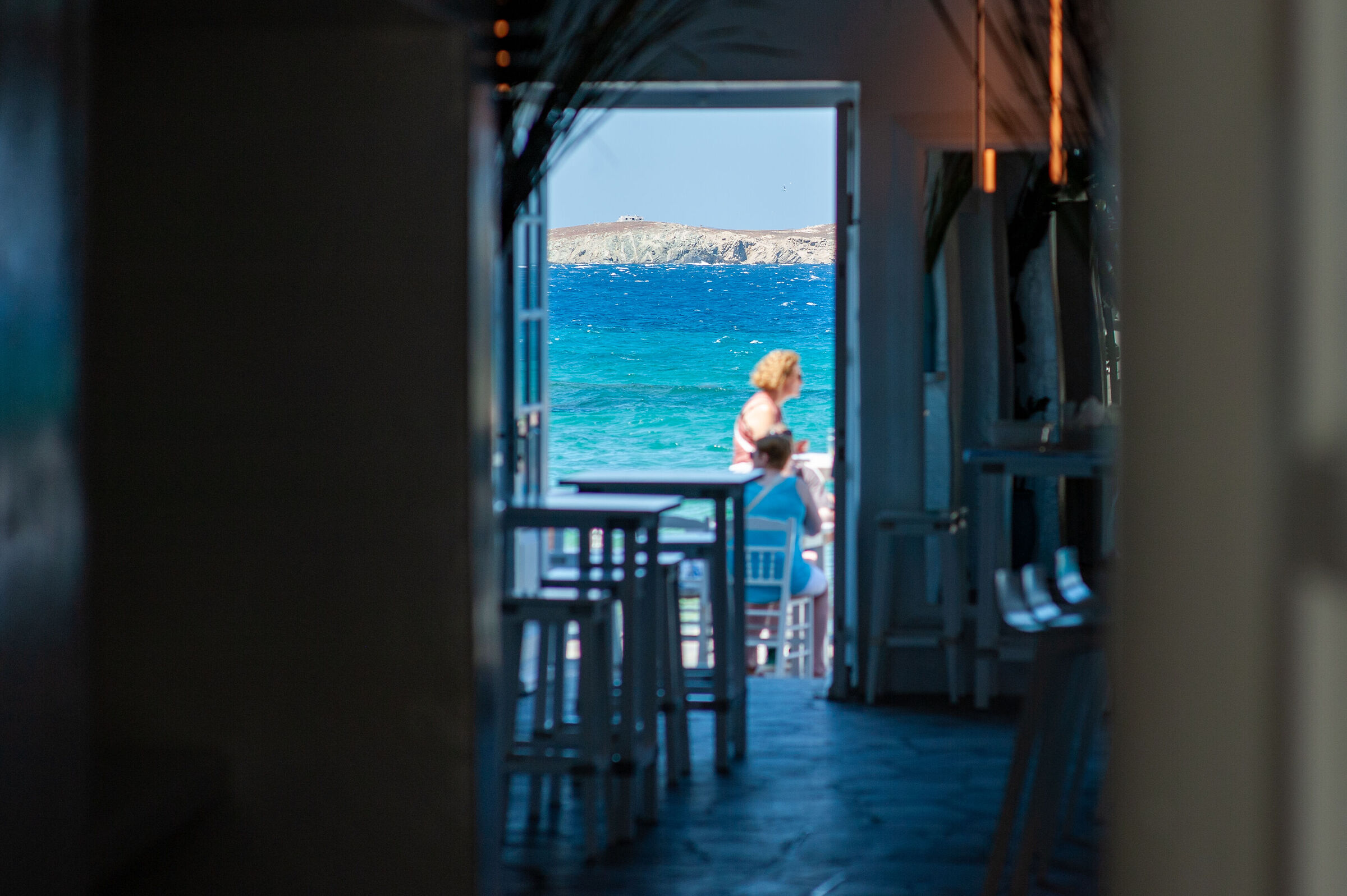 Un drink con vista mare
