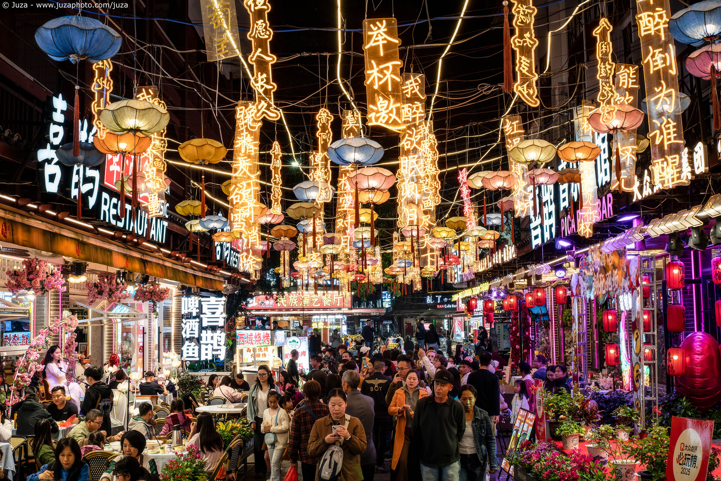 The chaotic streets of Yangshuo