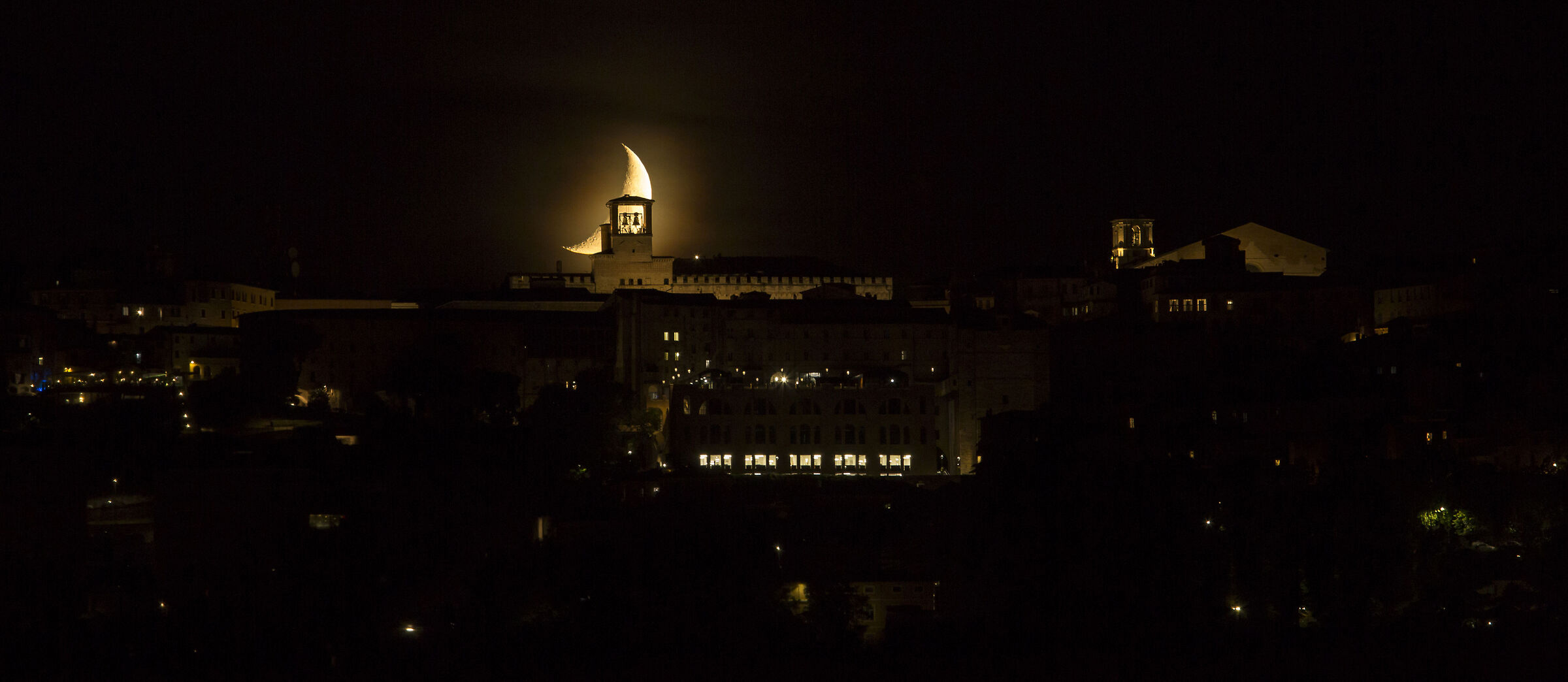 La Luna in mezzo alla Torre Campanaria