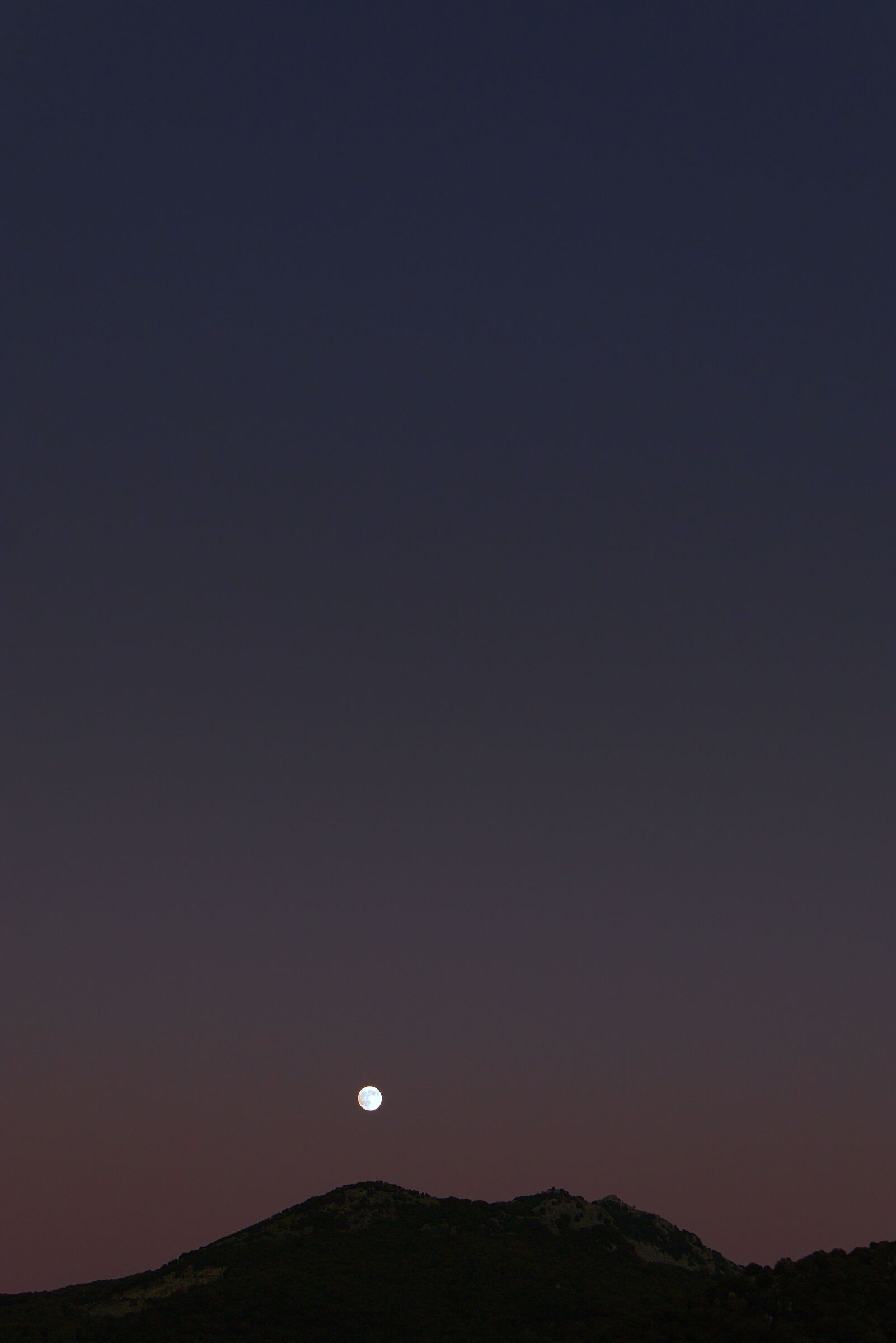 Luna piena sul monte