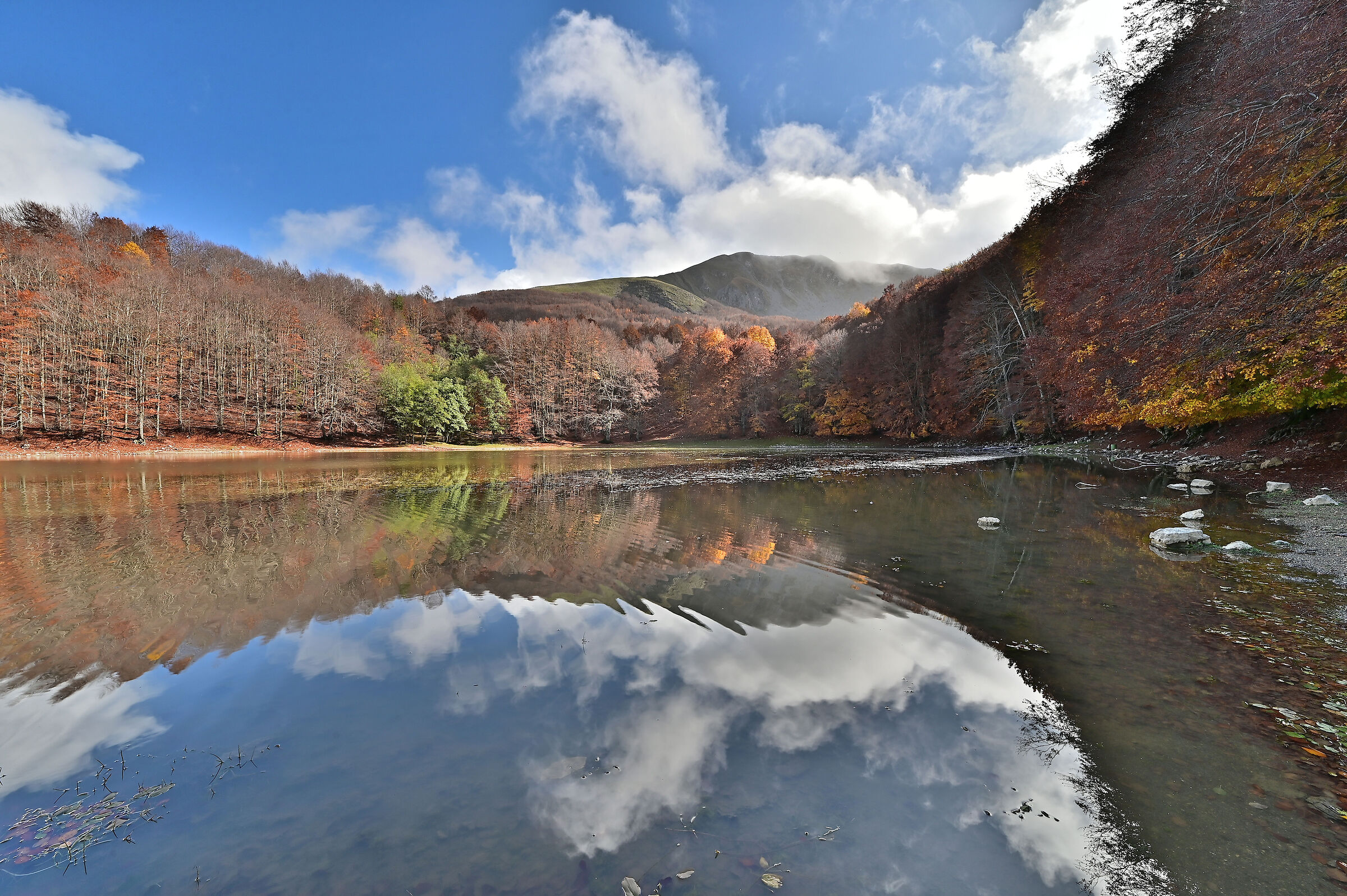 Luce, ombre e colori lacustri d'autunno