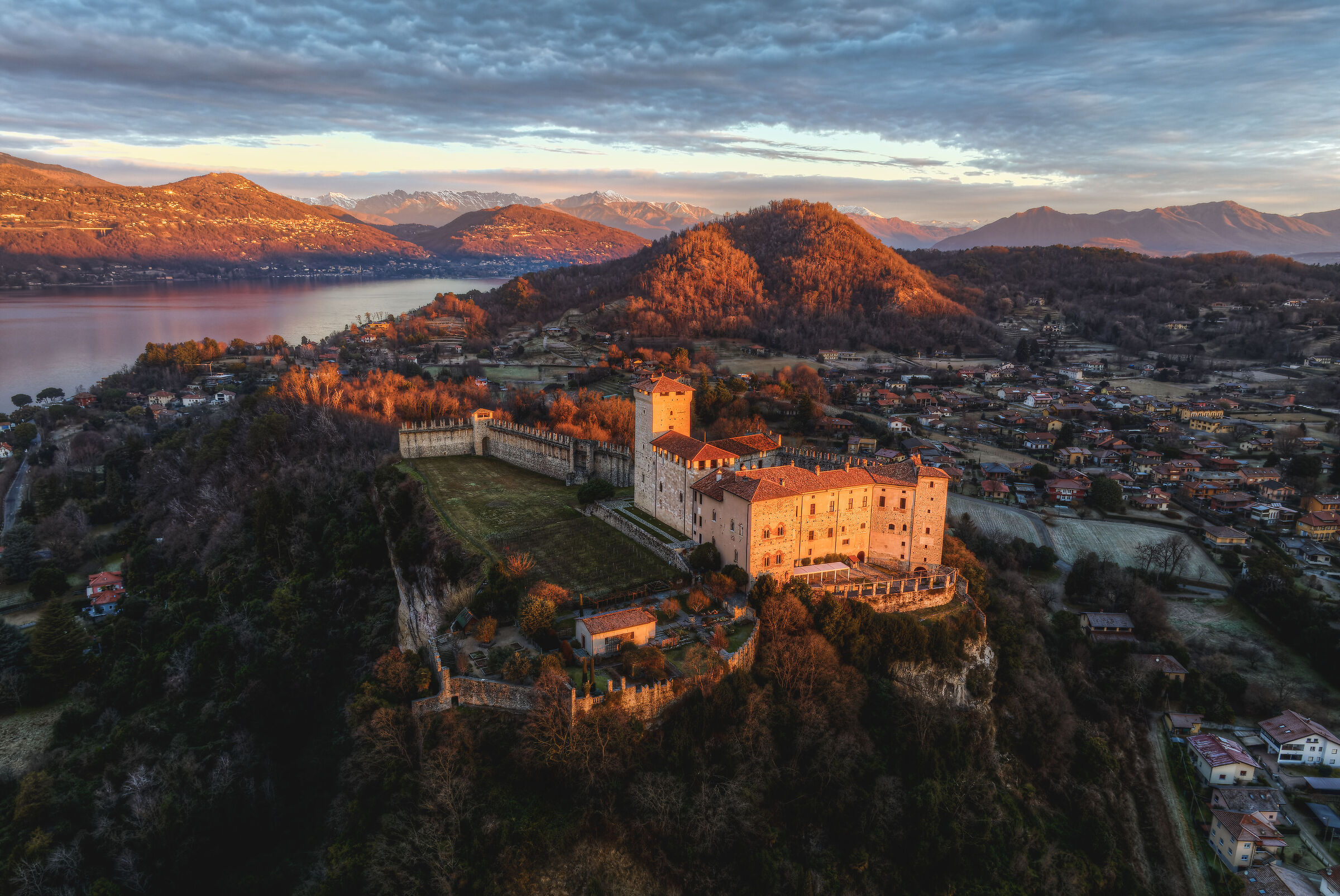 Alba sul Lago Maggiore e la Rocca di Angera