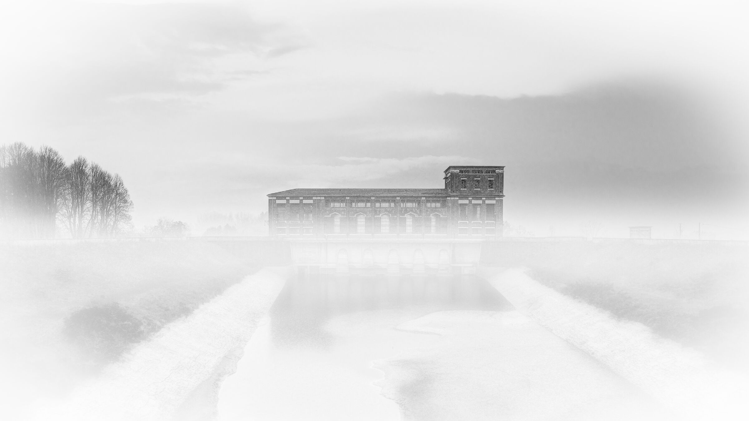 Impianto idrovoro Mondine nella nebbia (Moglia di MN)