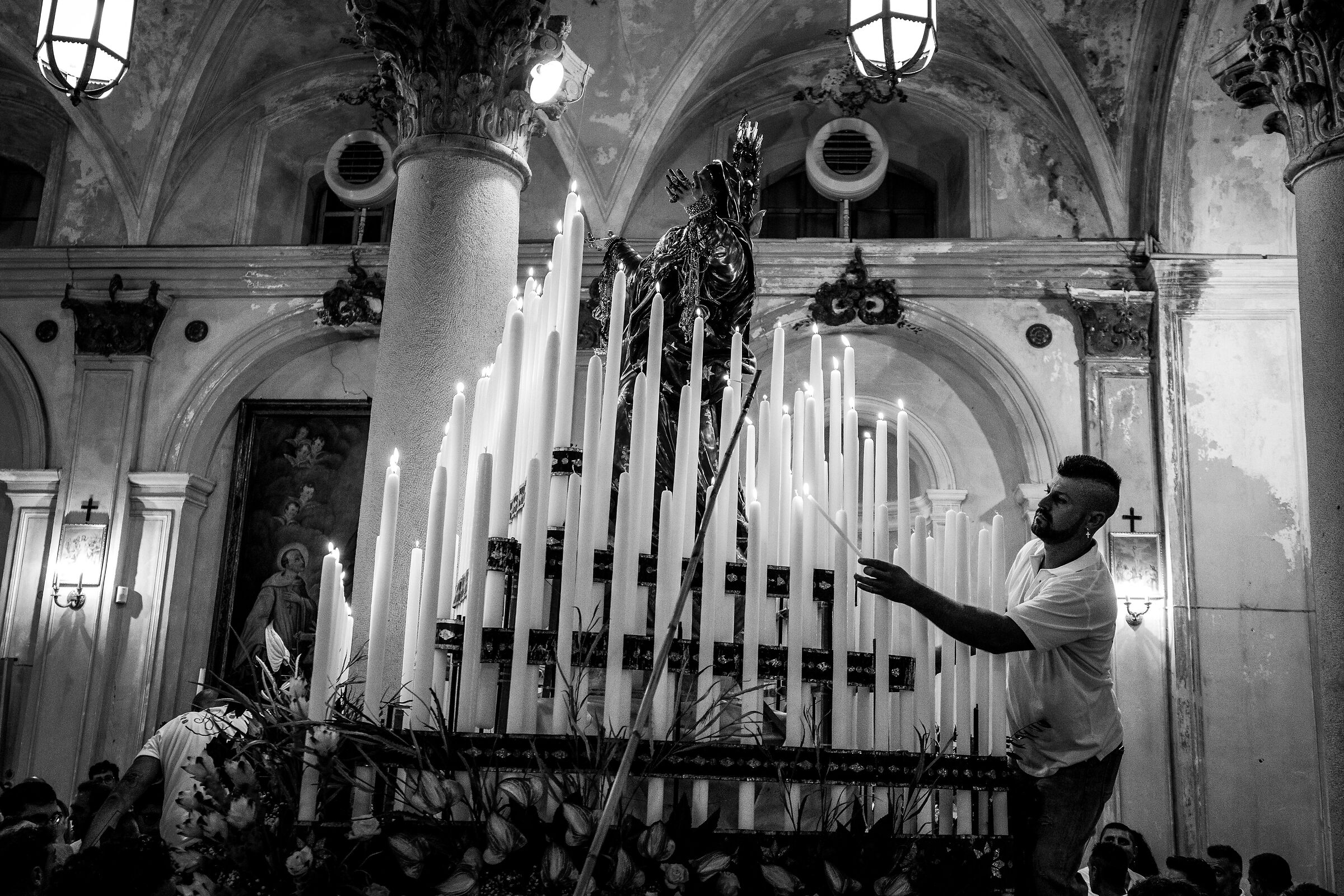 Final preparations, lighting of candles