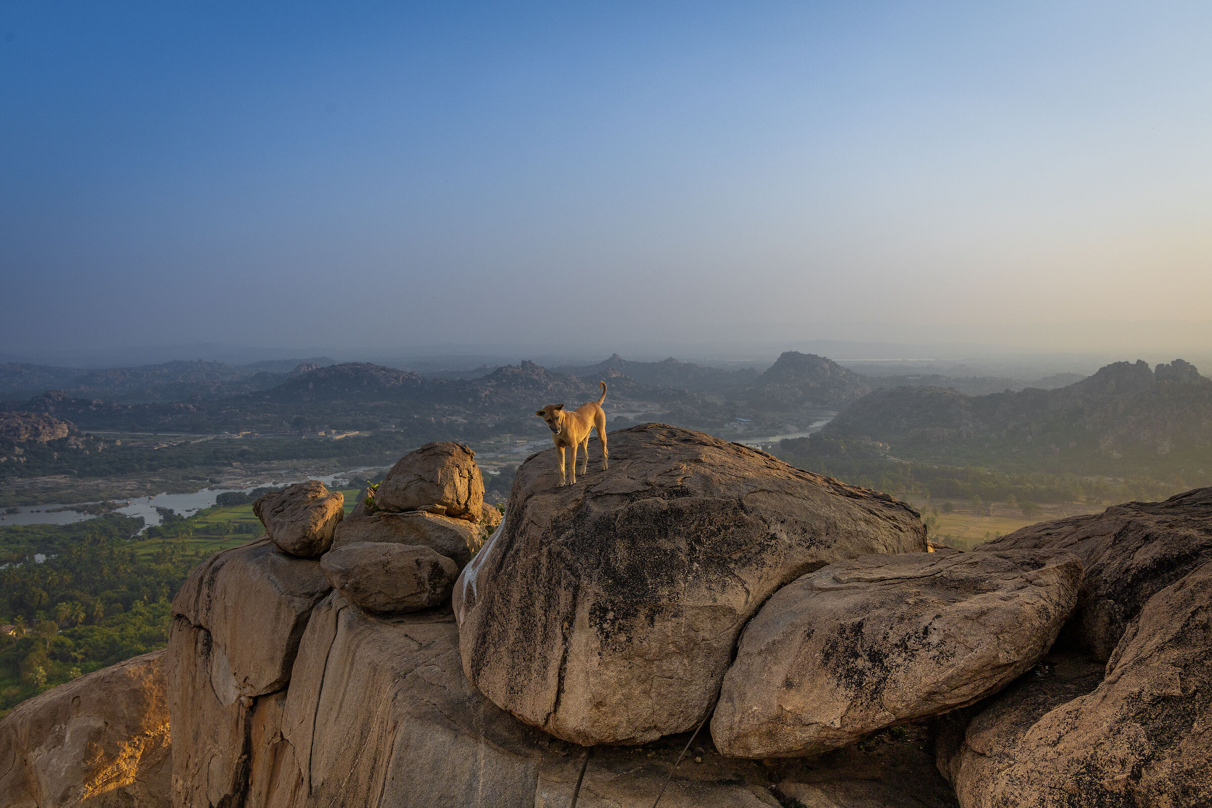 Mentre il sole iniziava la sua discesa