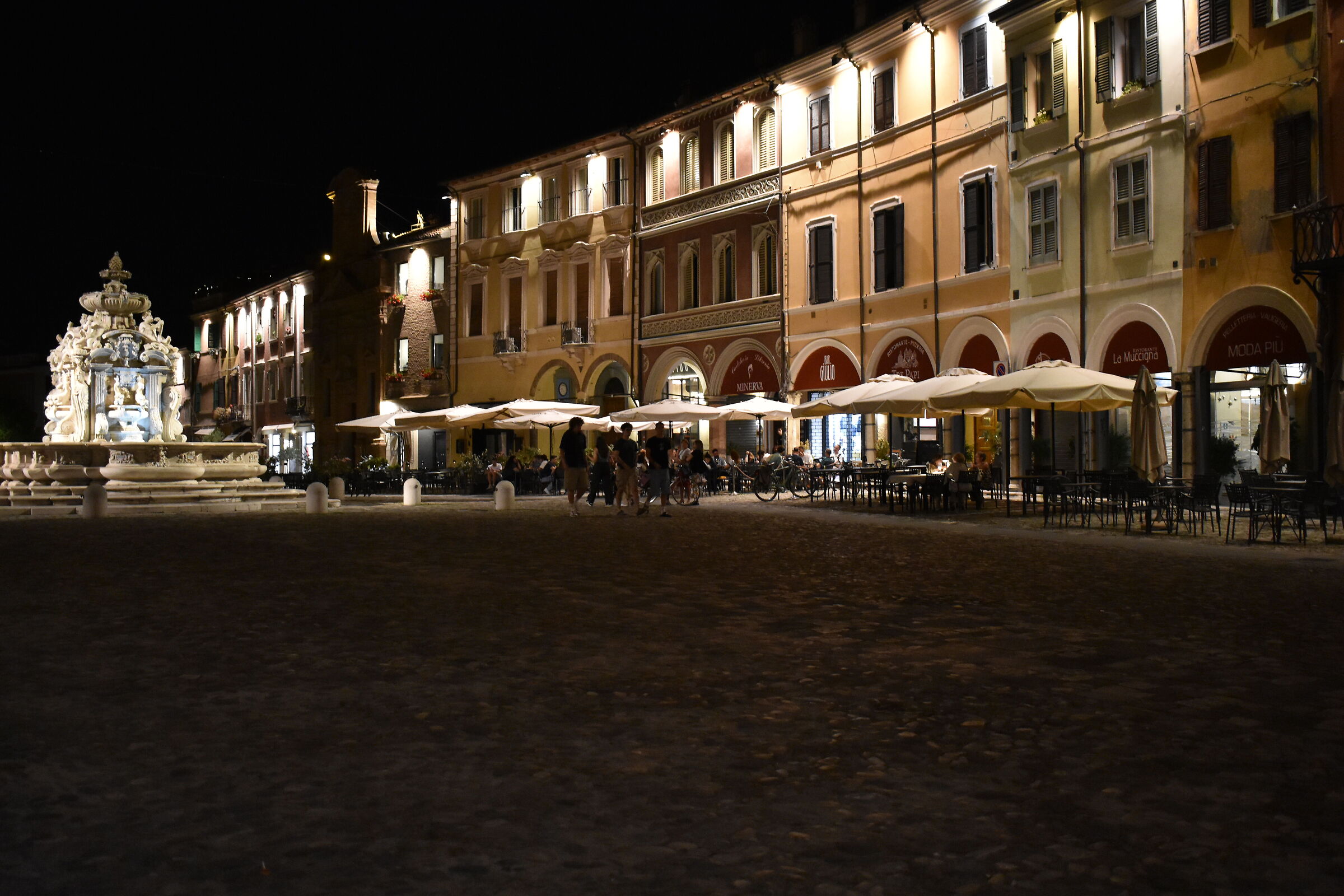 La piazza si accende