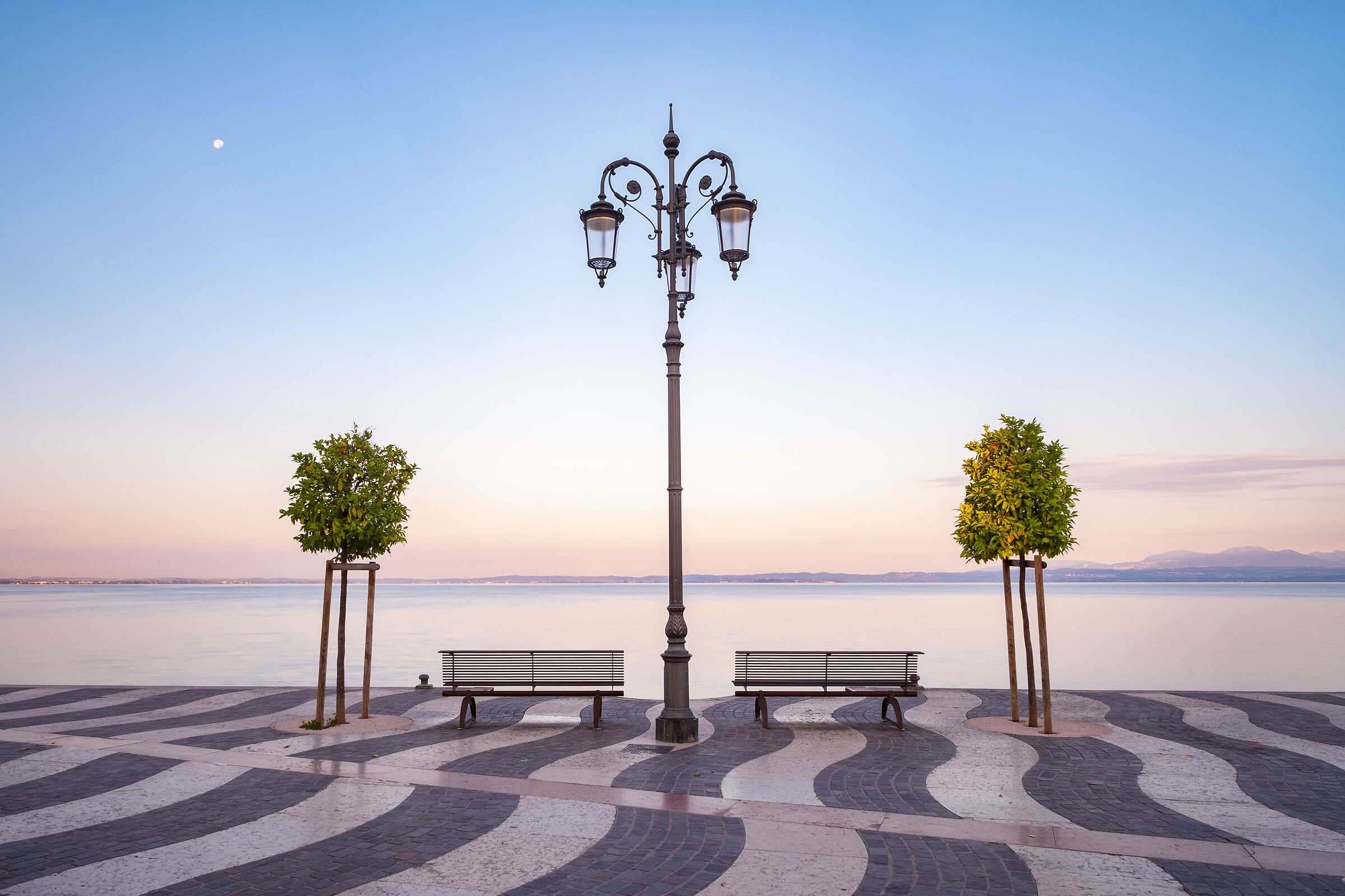 Una pennellata d'alba sul lago