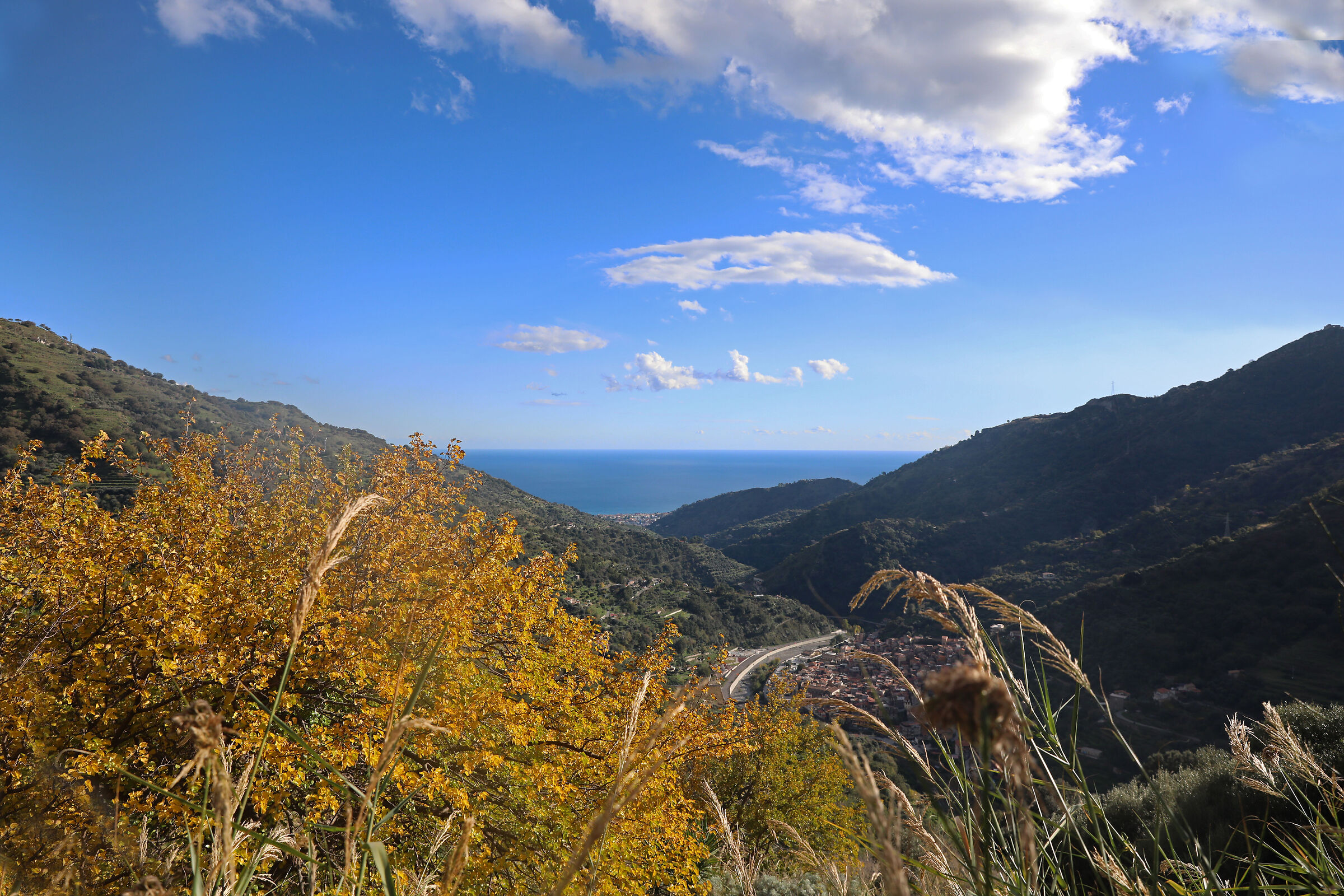 Fiumedinisi borgo la sua vallata lo Stretto di Messina