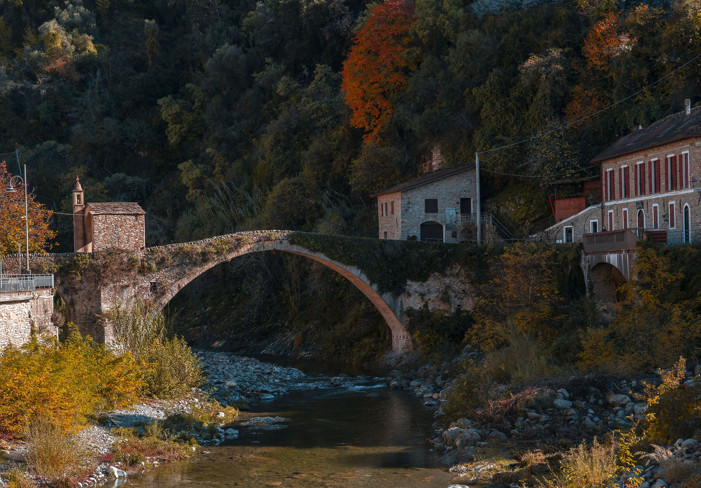 Cornice d'autunno su Dolceacqua