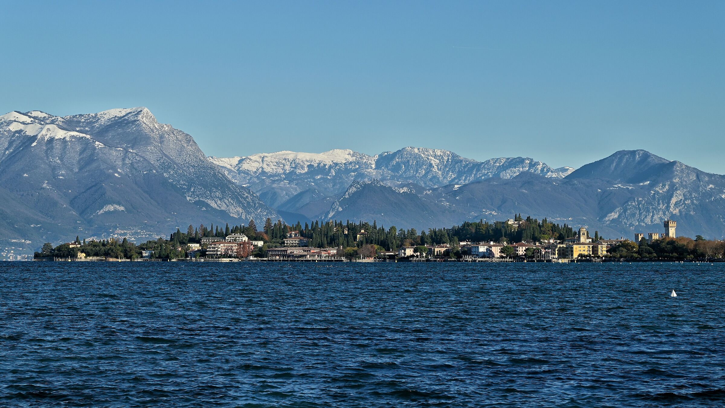 Montagne dietro l'angolo