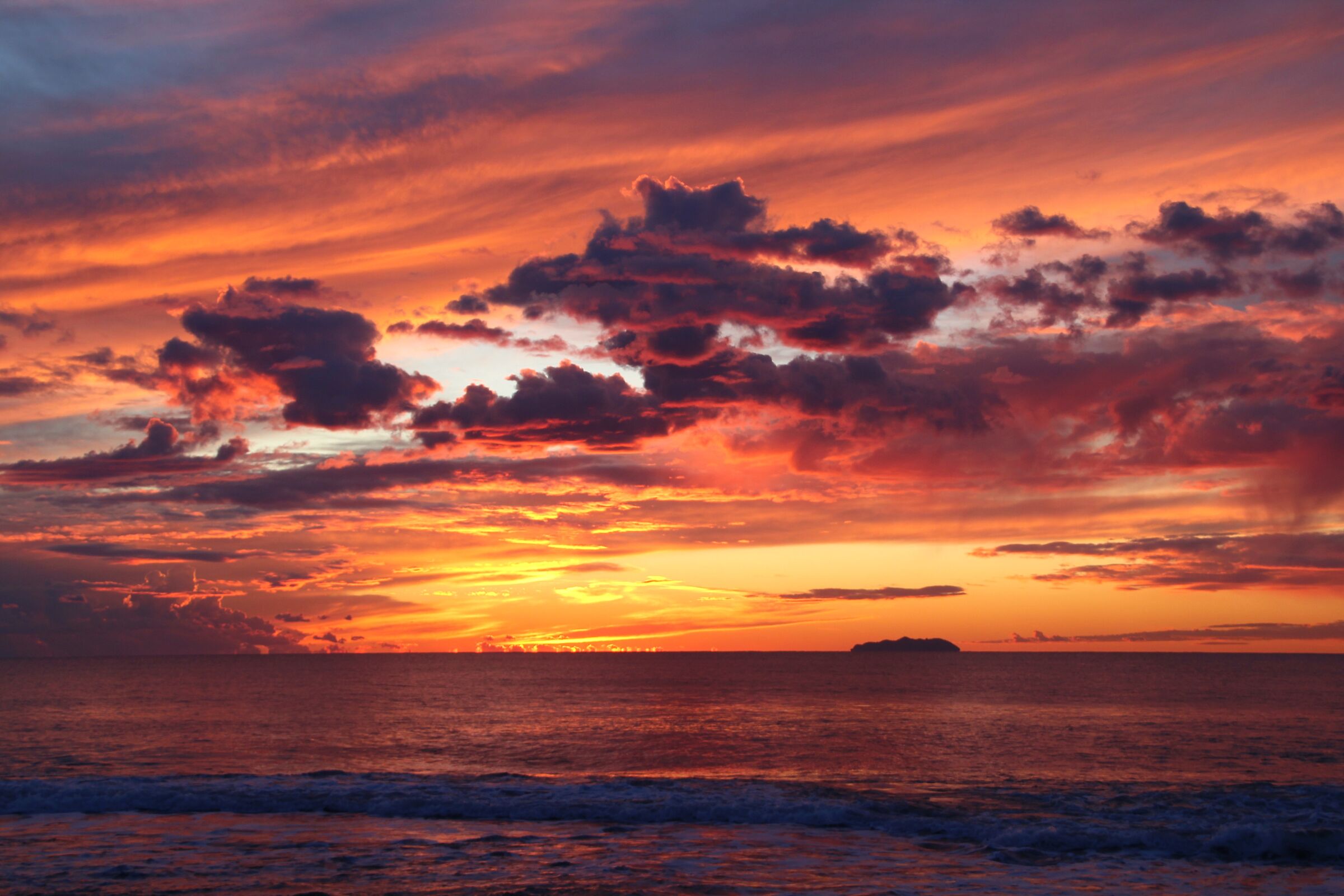 un esplosione di colori al tramonto