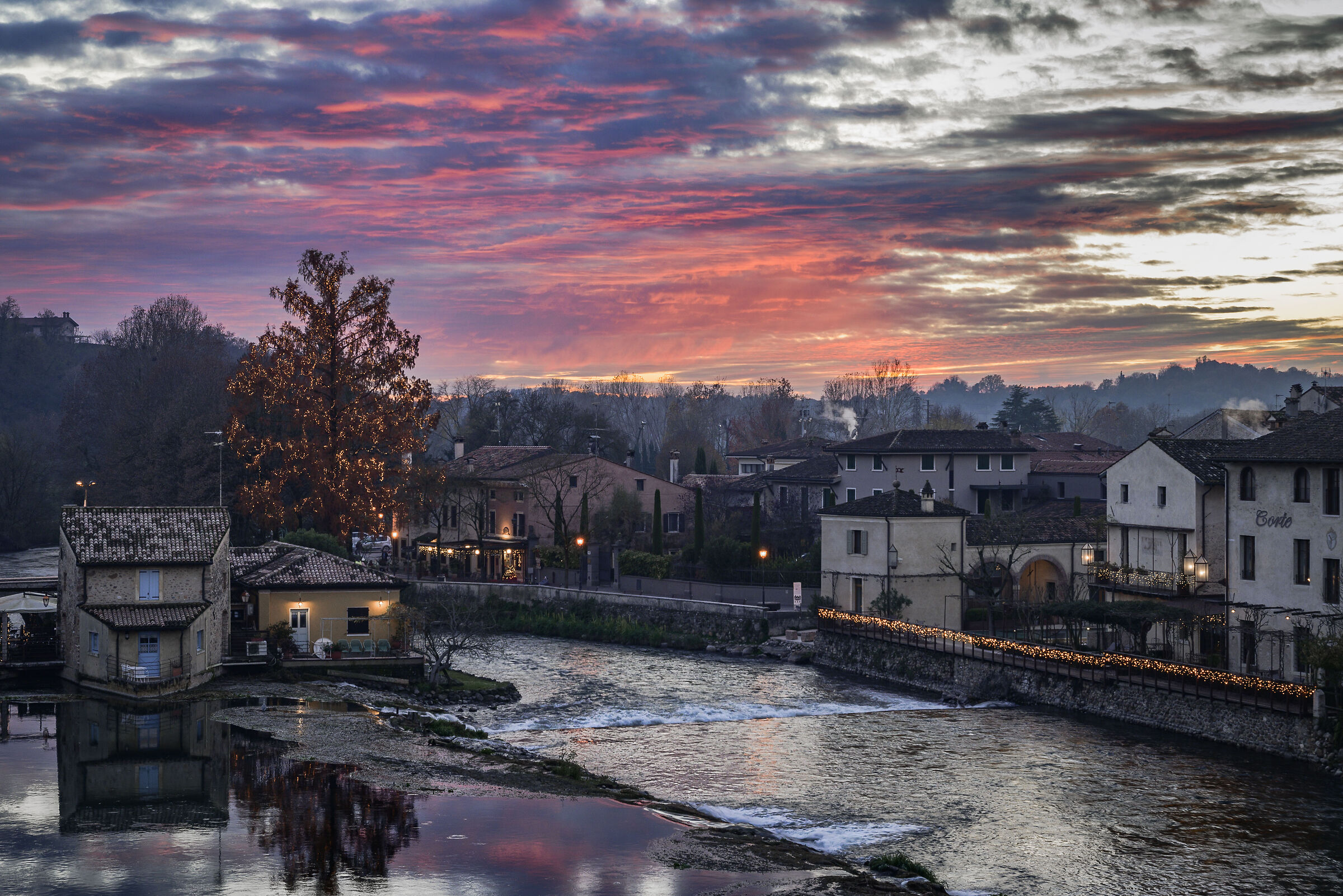 Cielo infuocato a Borghetto