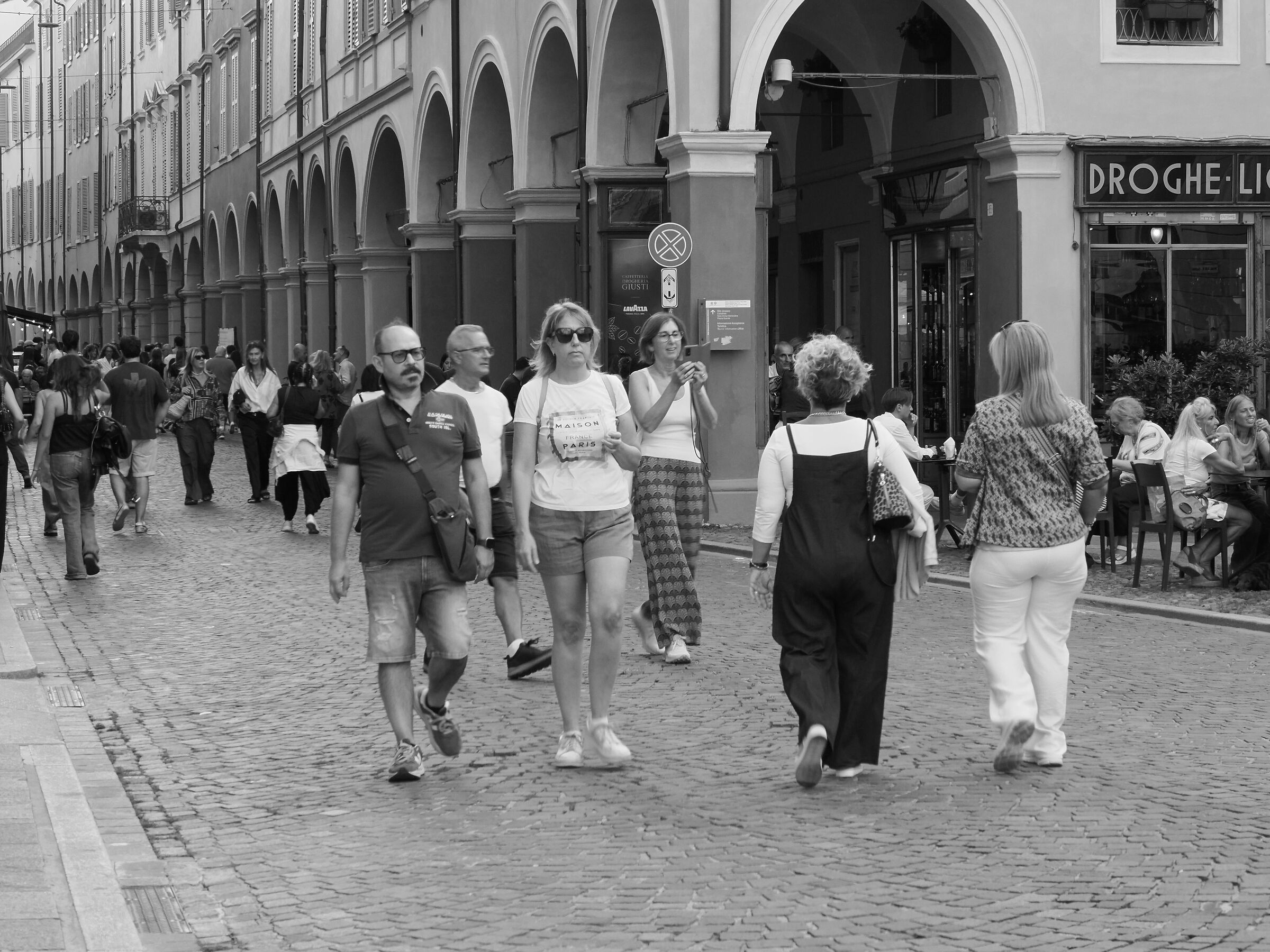 Il passeggio in via Farini