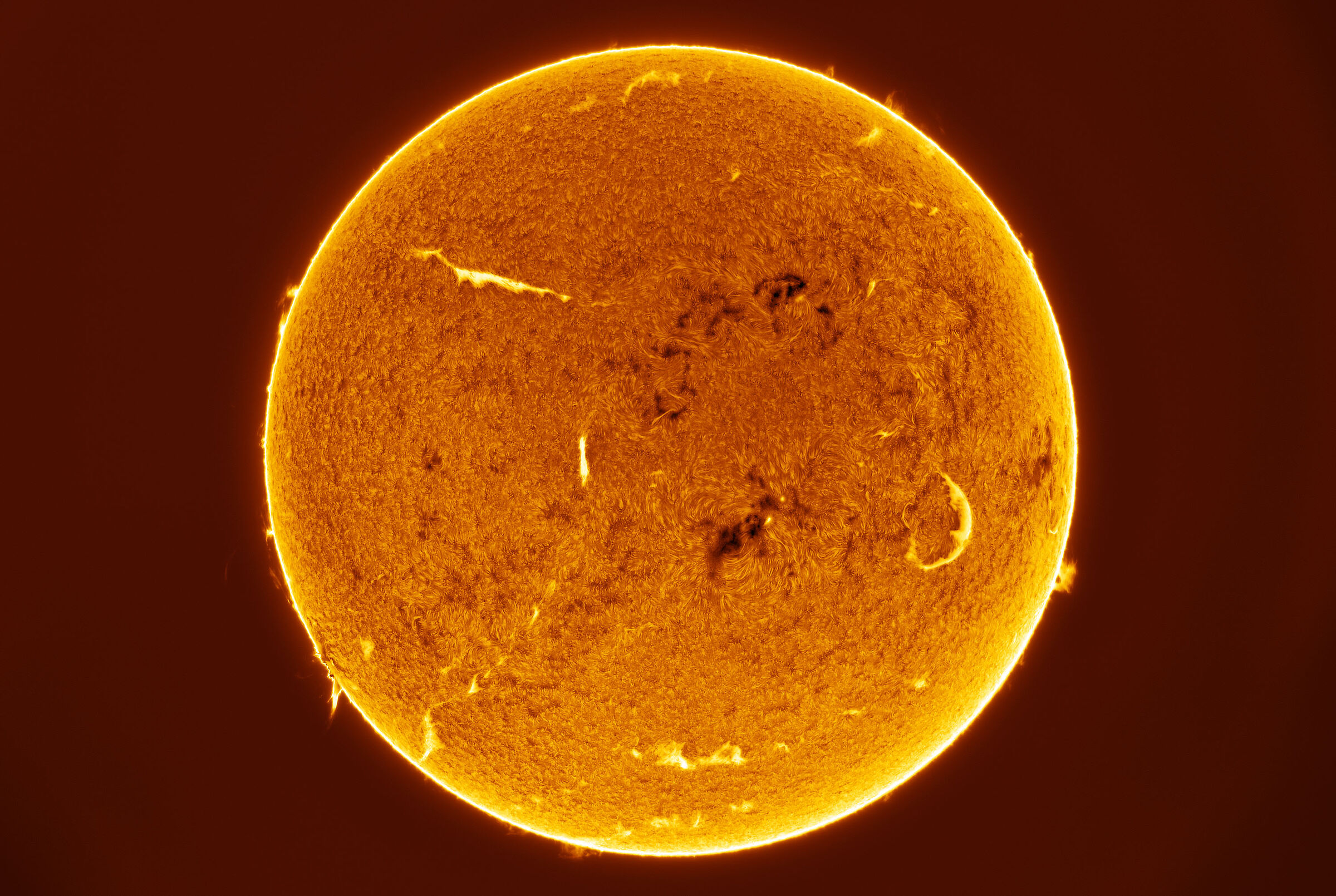 Sole del 28.11.2025 a colori invertiti