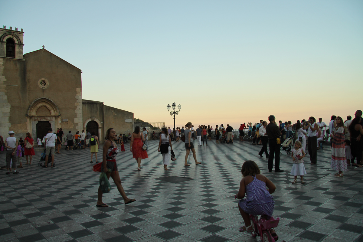 In piazzetta verso il tramonto