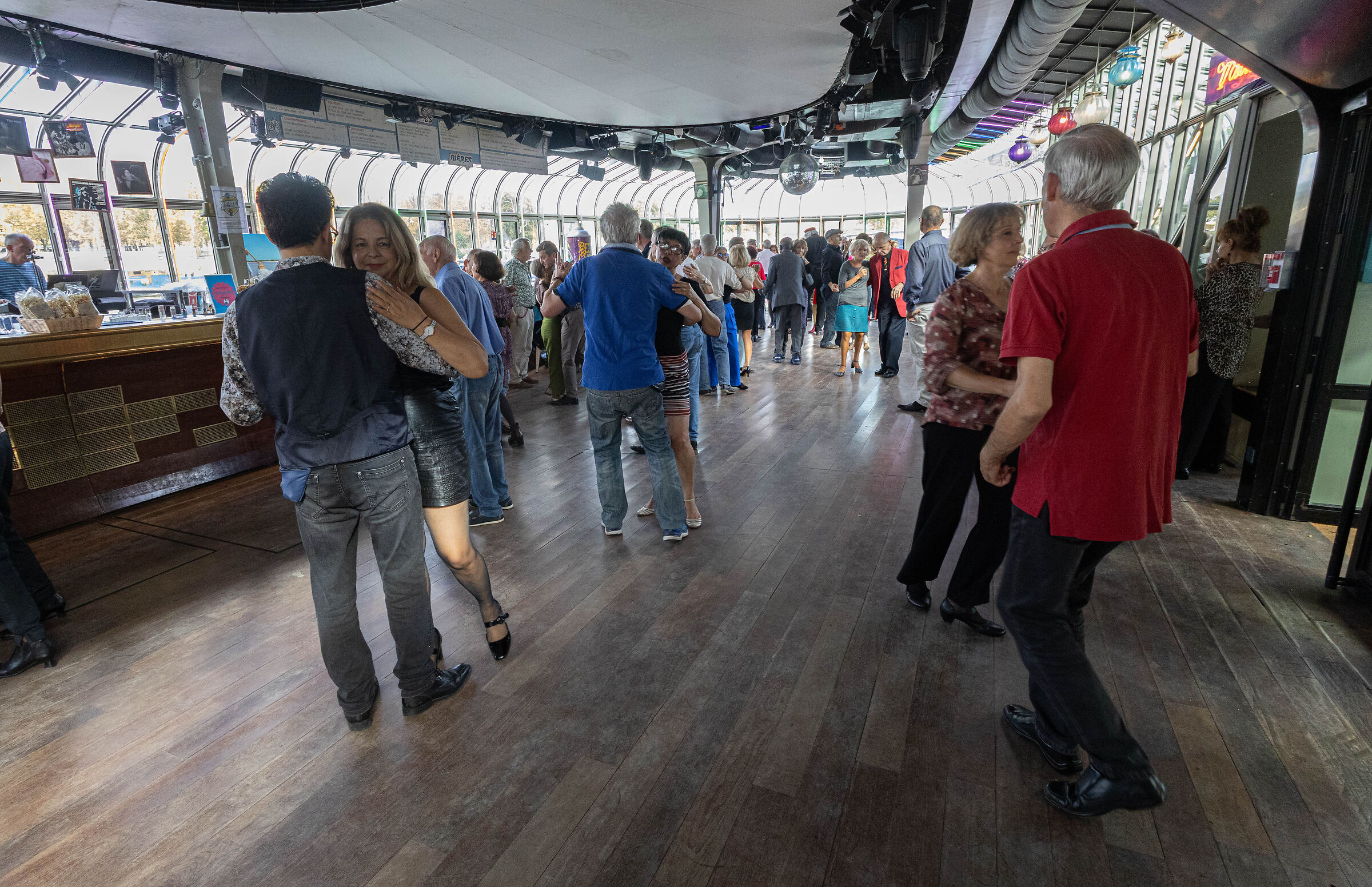 ... danser sur un bateau de la Seine