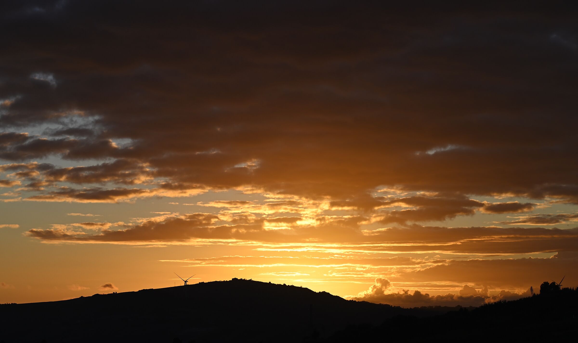 Incendio dietro la collina
