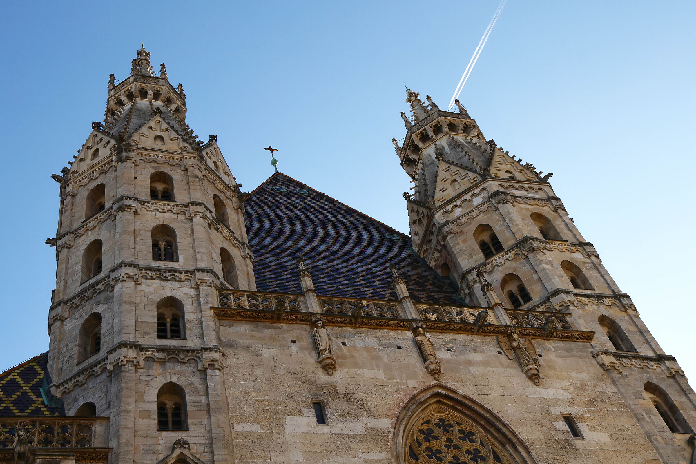 The upper part of the façade of the cathedral.