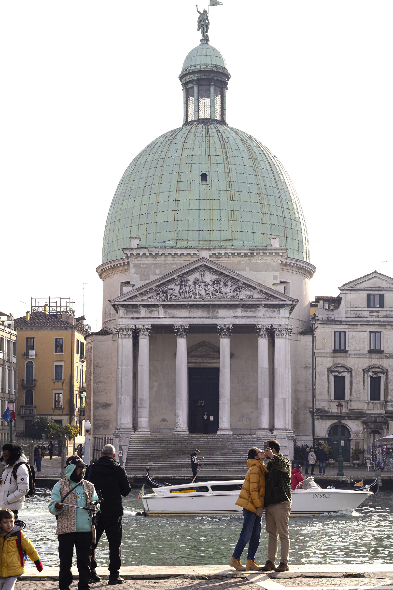 Innamorati sconosciuti davanti a San Simeon