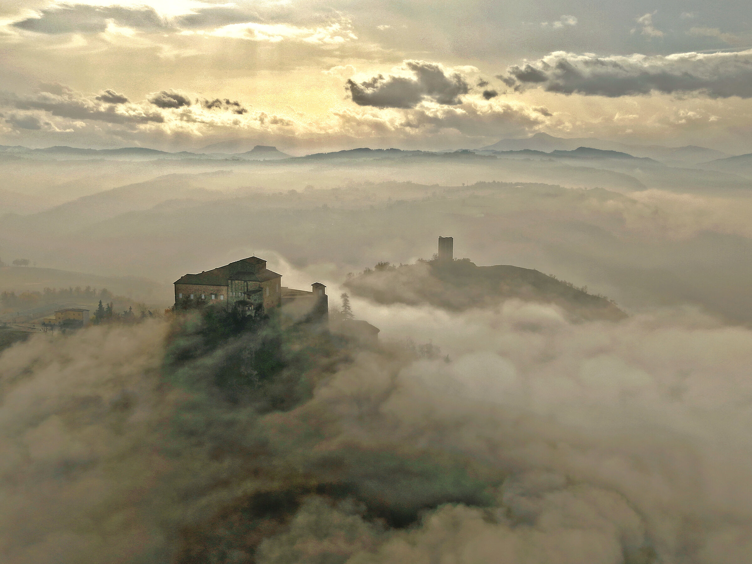 l'Appennino Reggiano abbracciato dalle nuvole