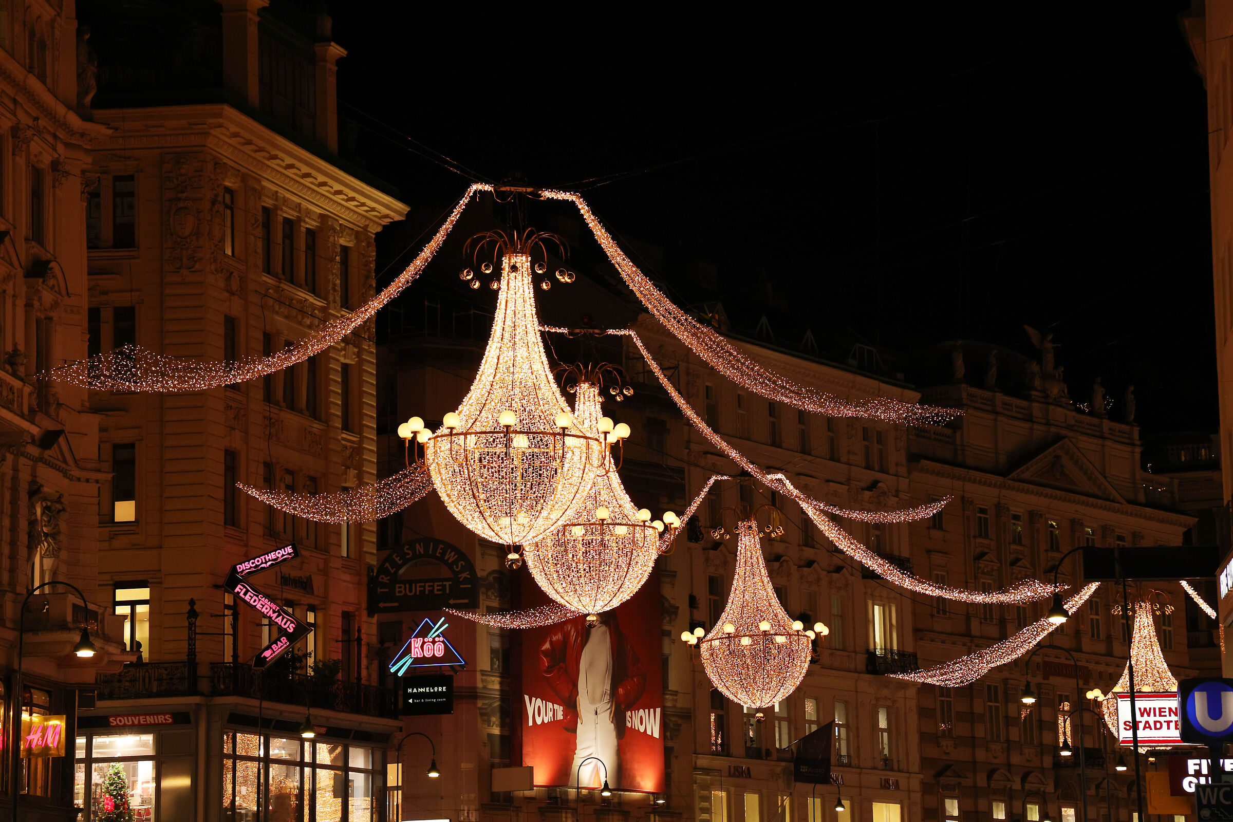 The chandeliers of the course