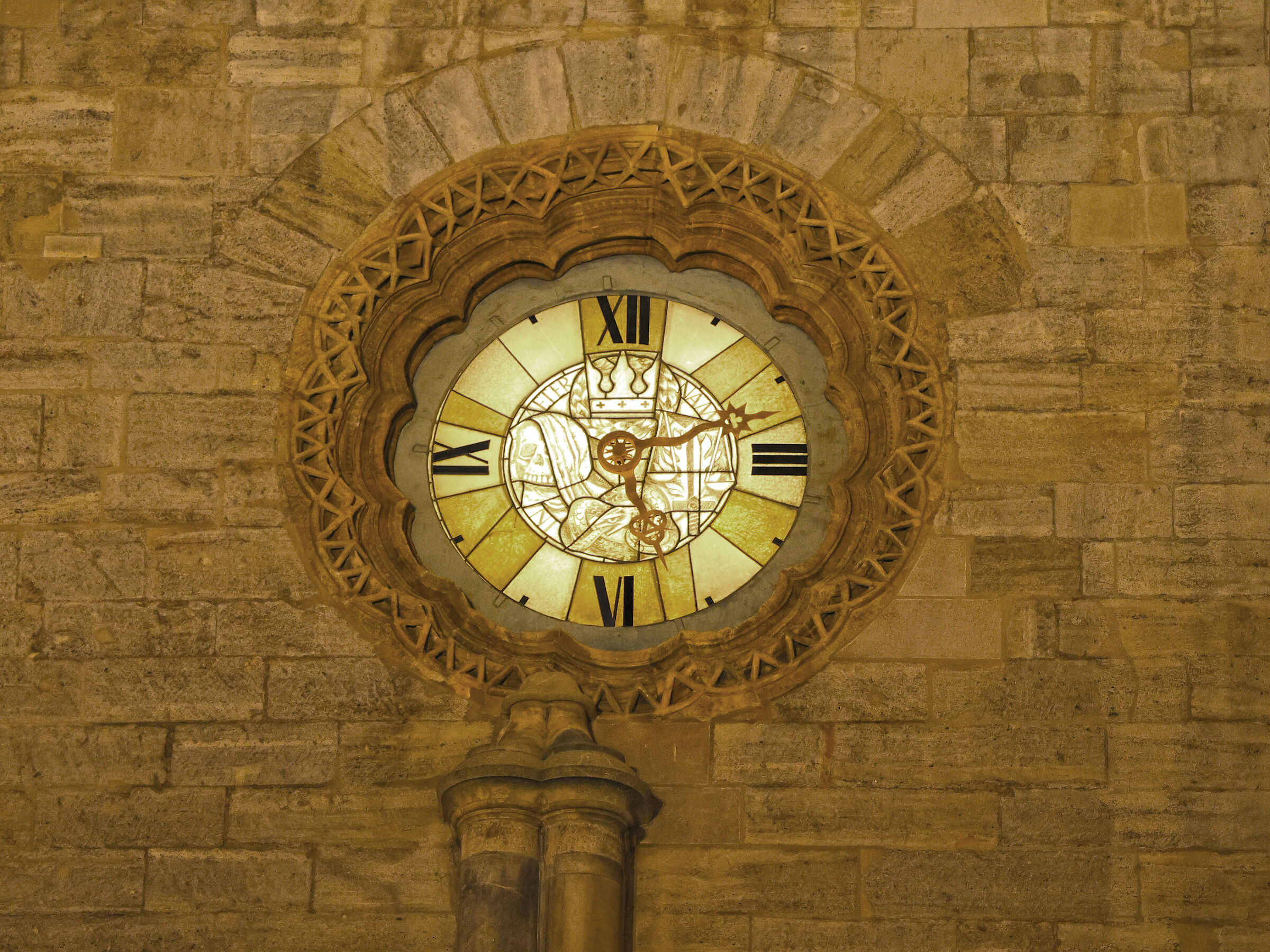 The clock on the façade of the cathedral
