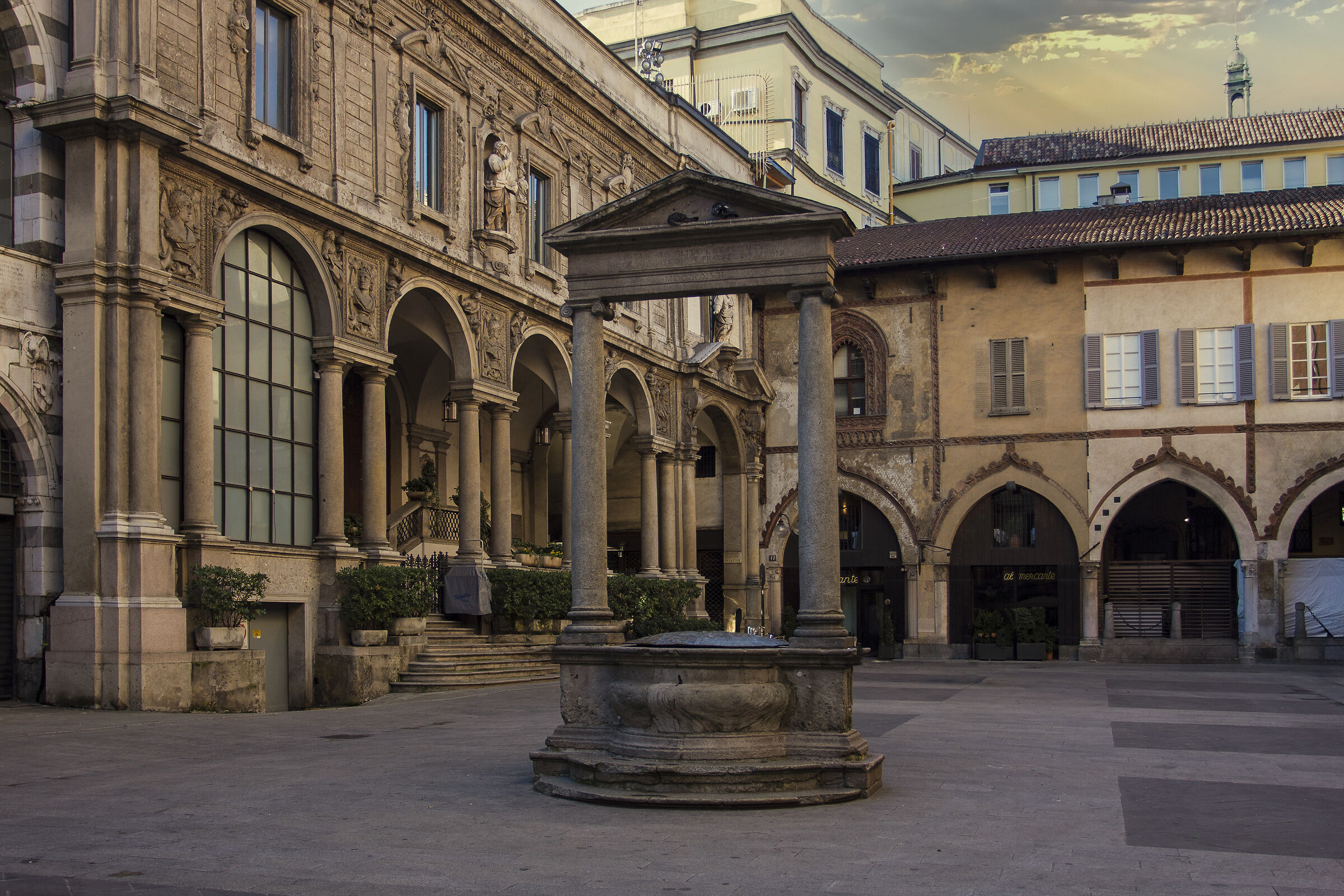 Piazza Mercanti - Milan