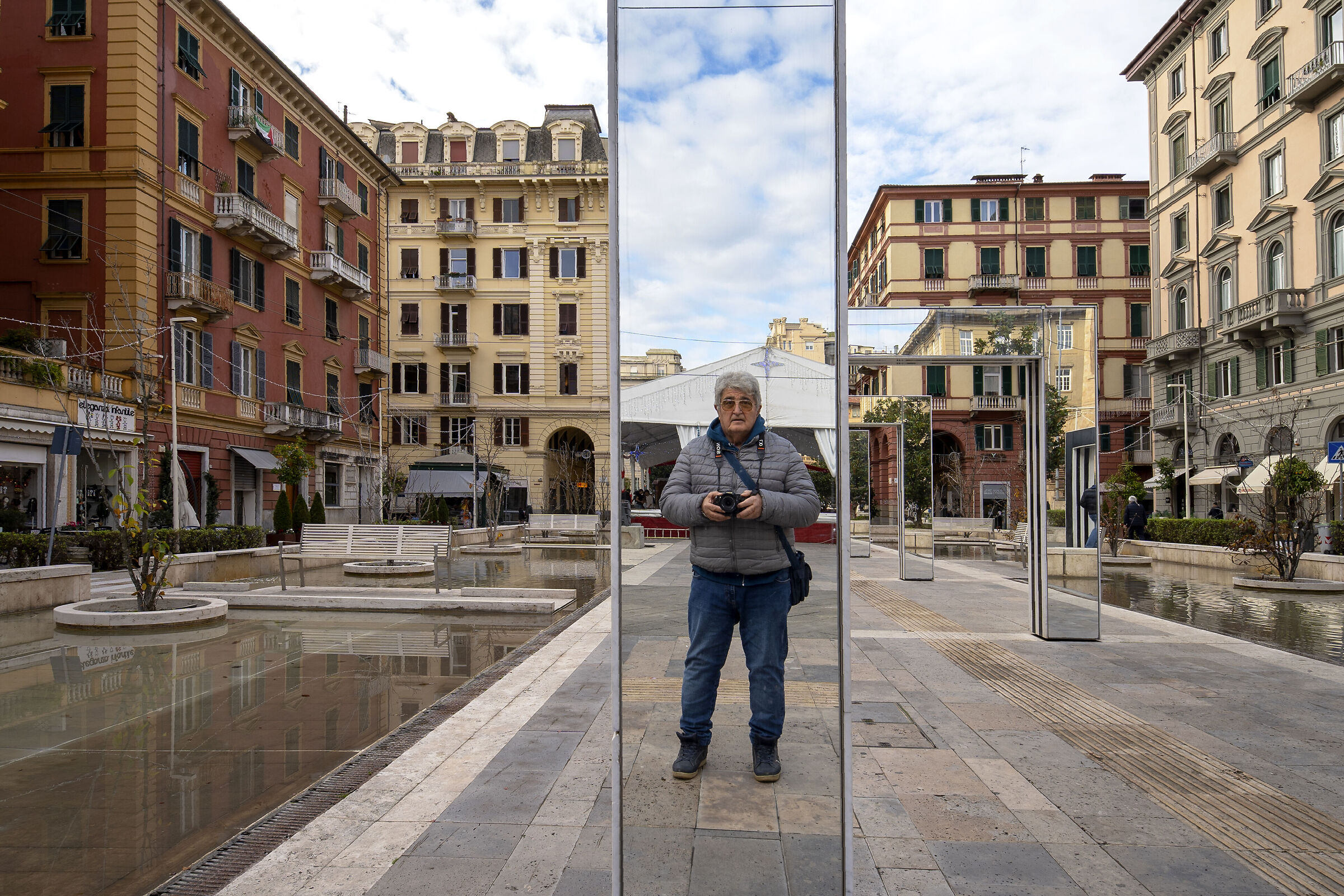 I thought he was a lookalike but he was just a mirror