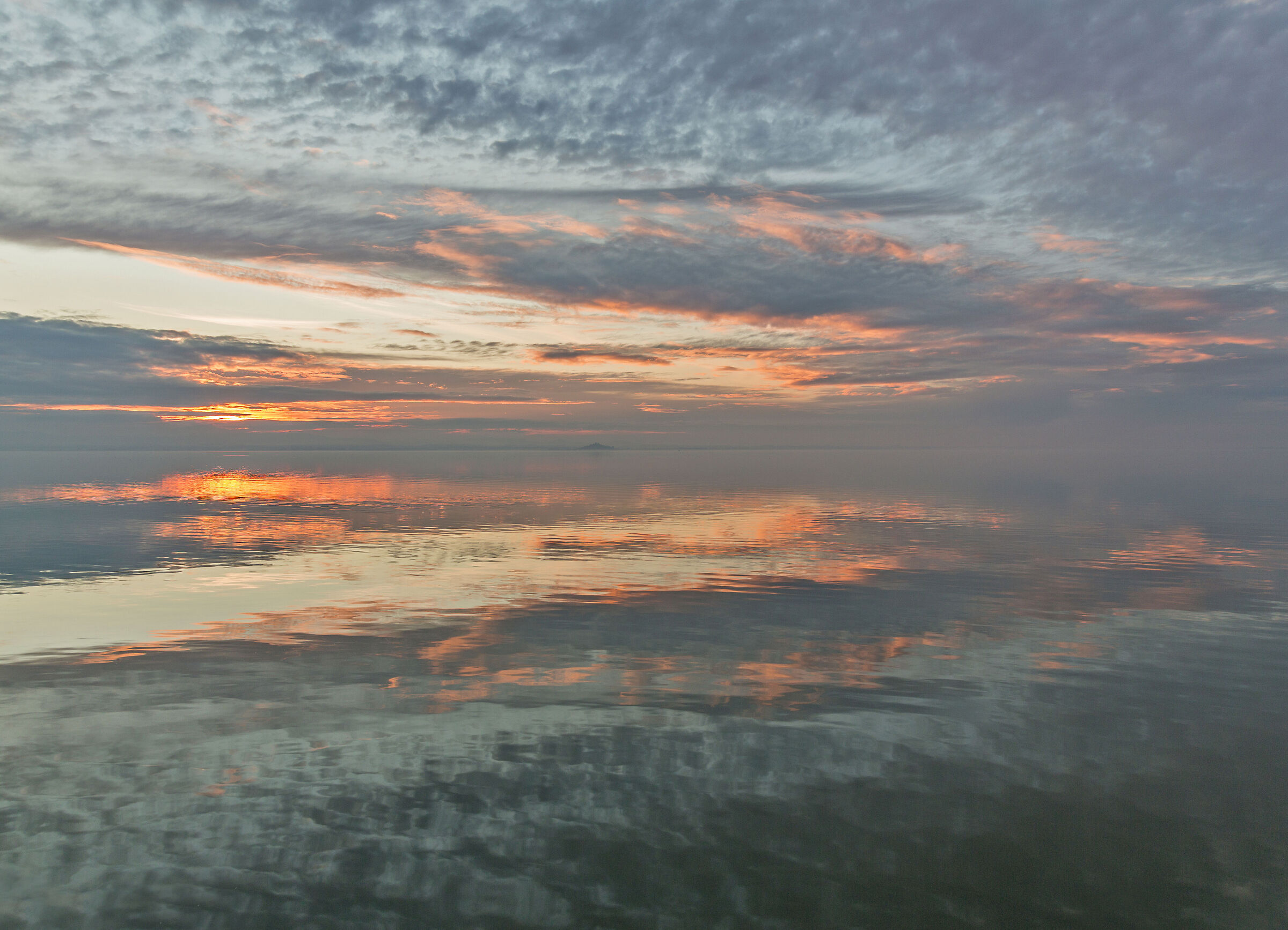Riflessi al tramonto sul Trasimeno