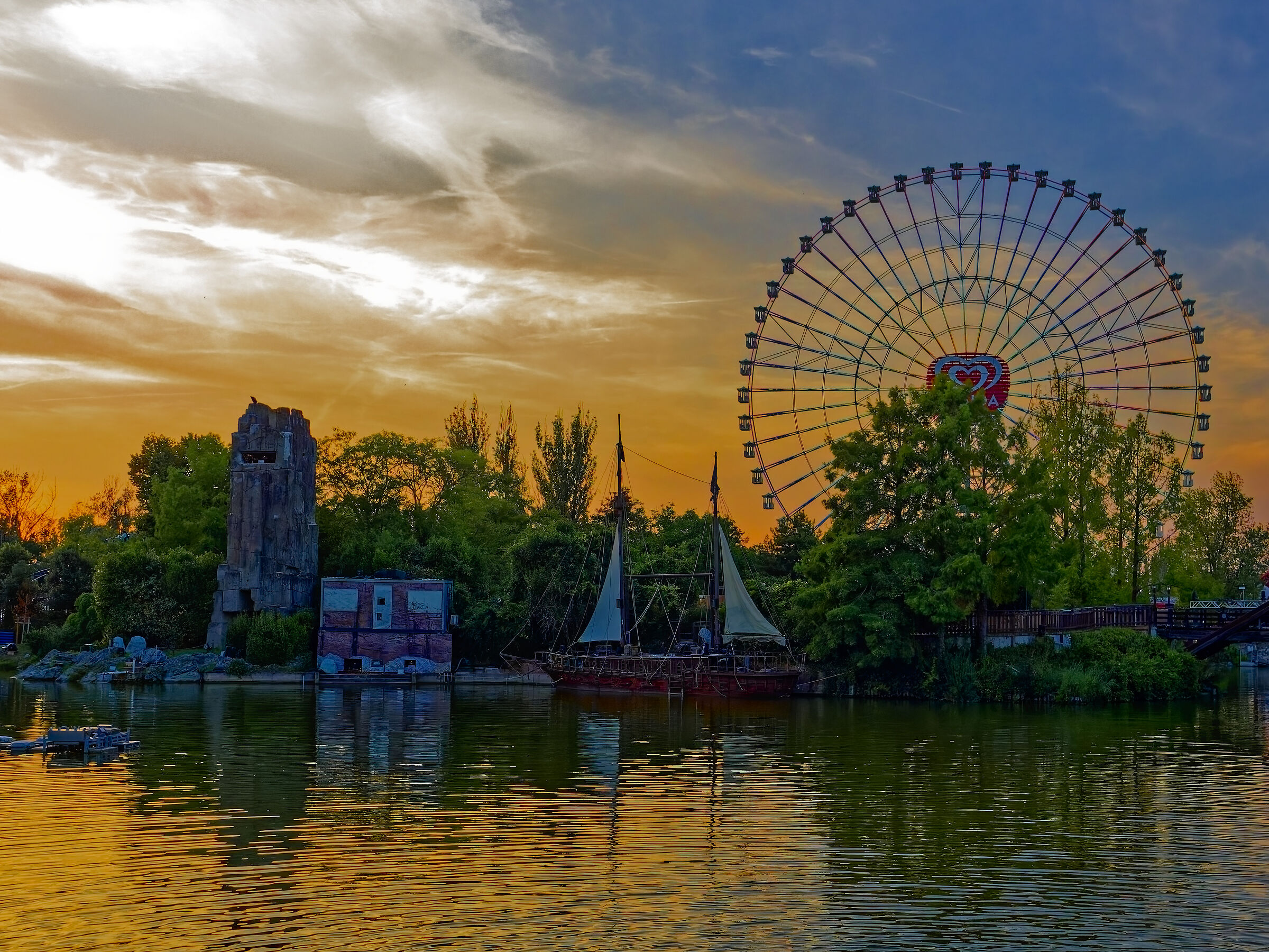 Mirabilandia al tramonto