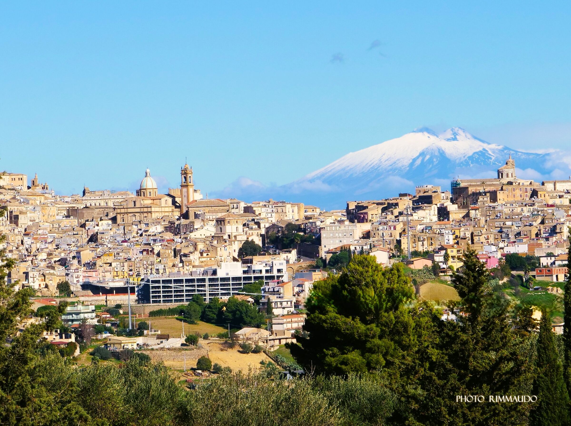 veduta di Caltagirone con  sua maesta'  etna