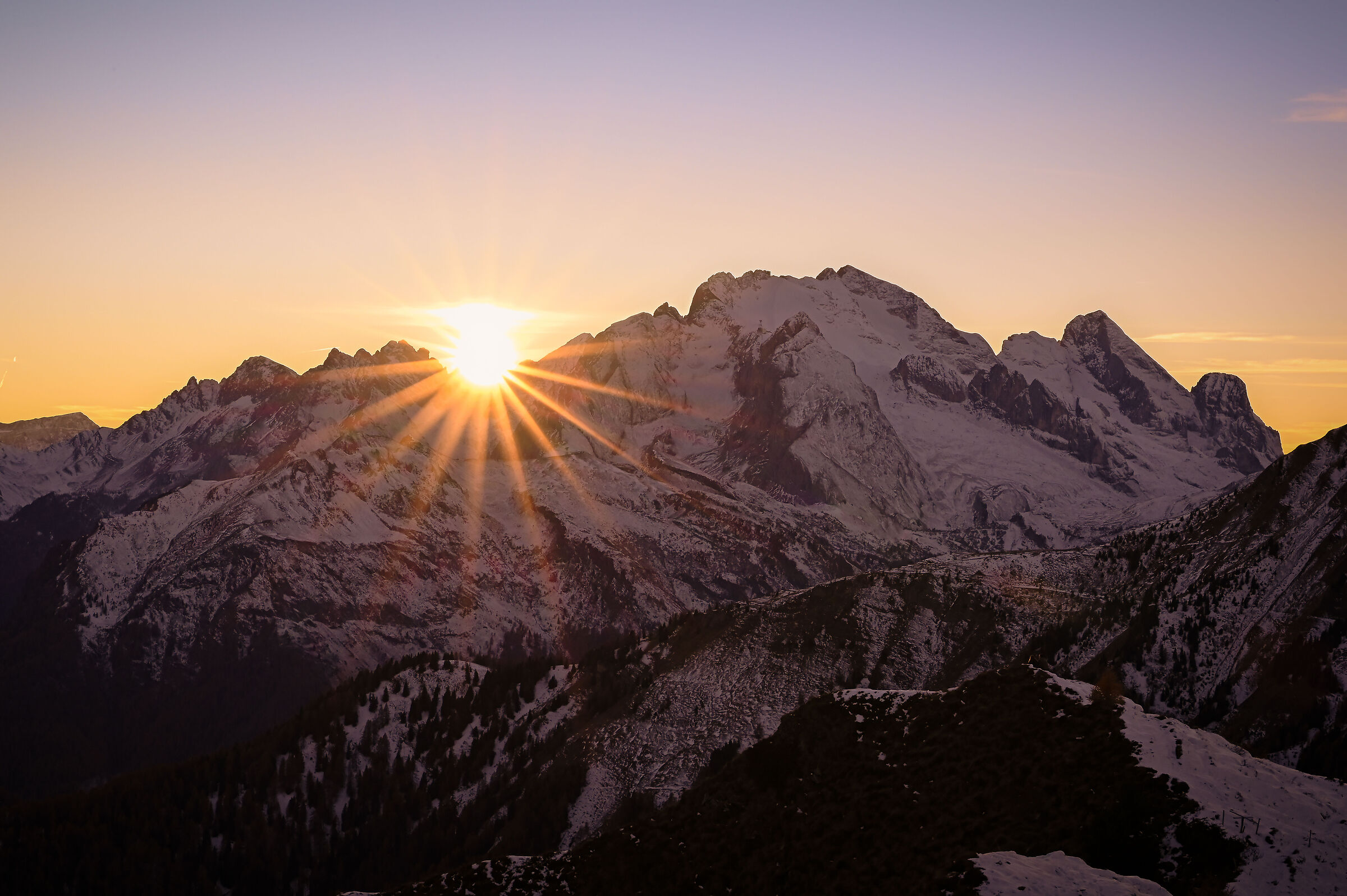 Il sole tramonta dietro la Regina
