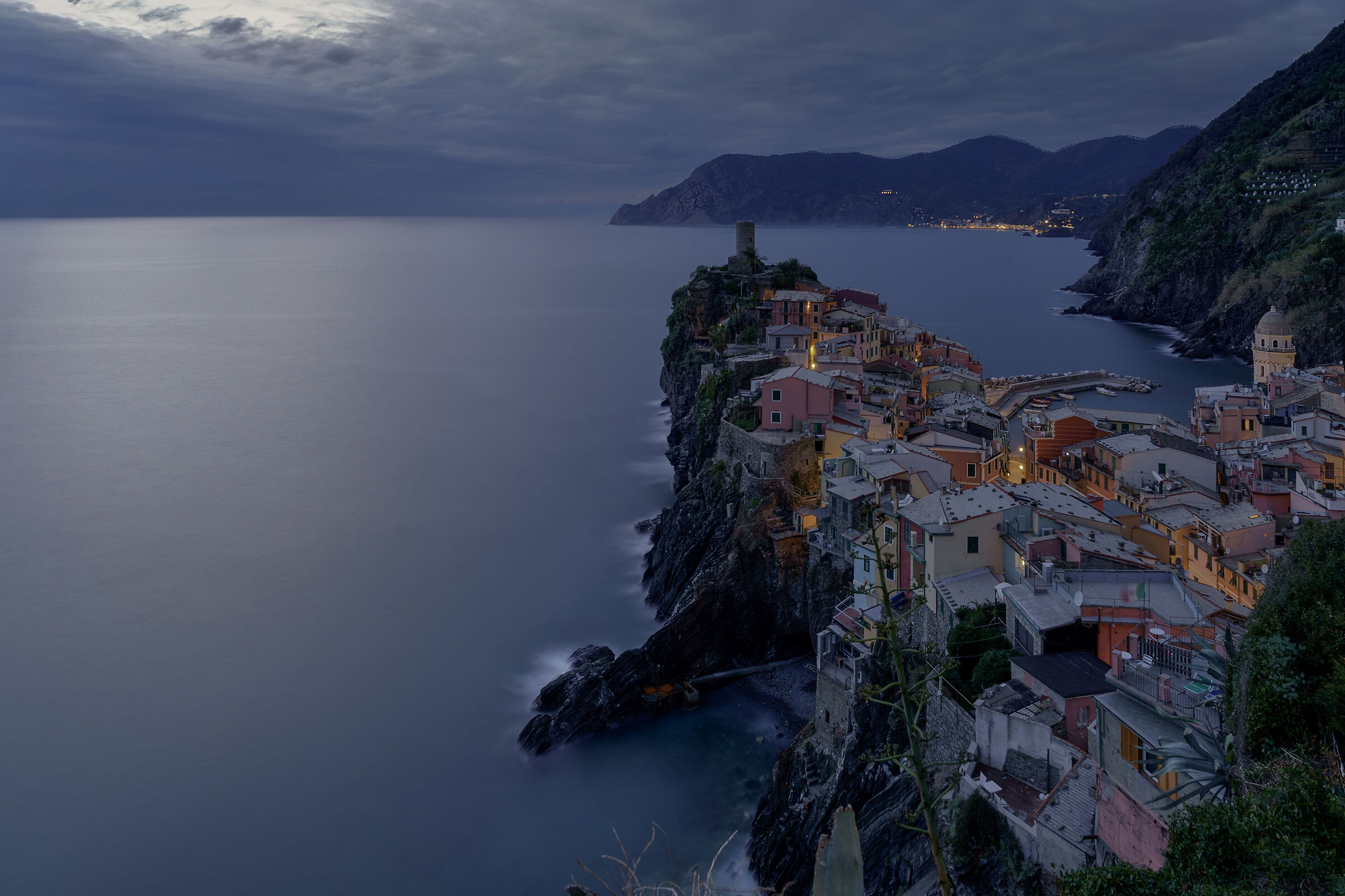 Borgo di Vernazza - Ora blu.
