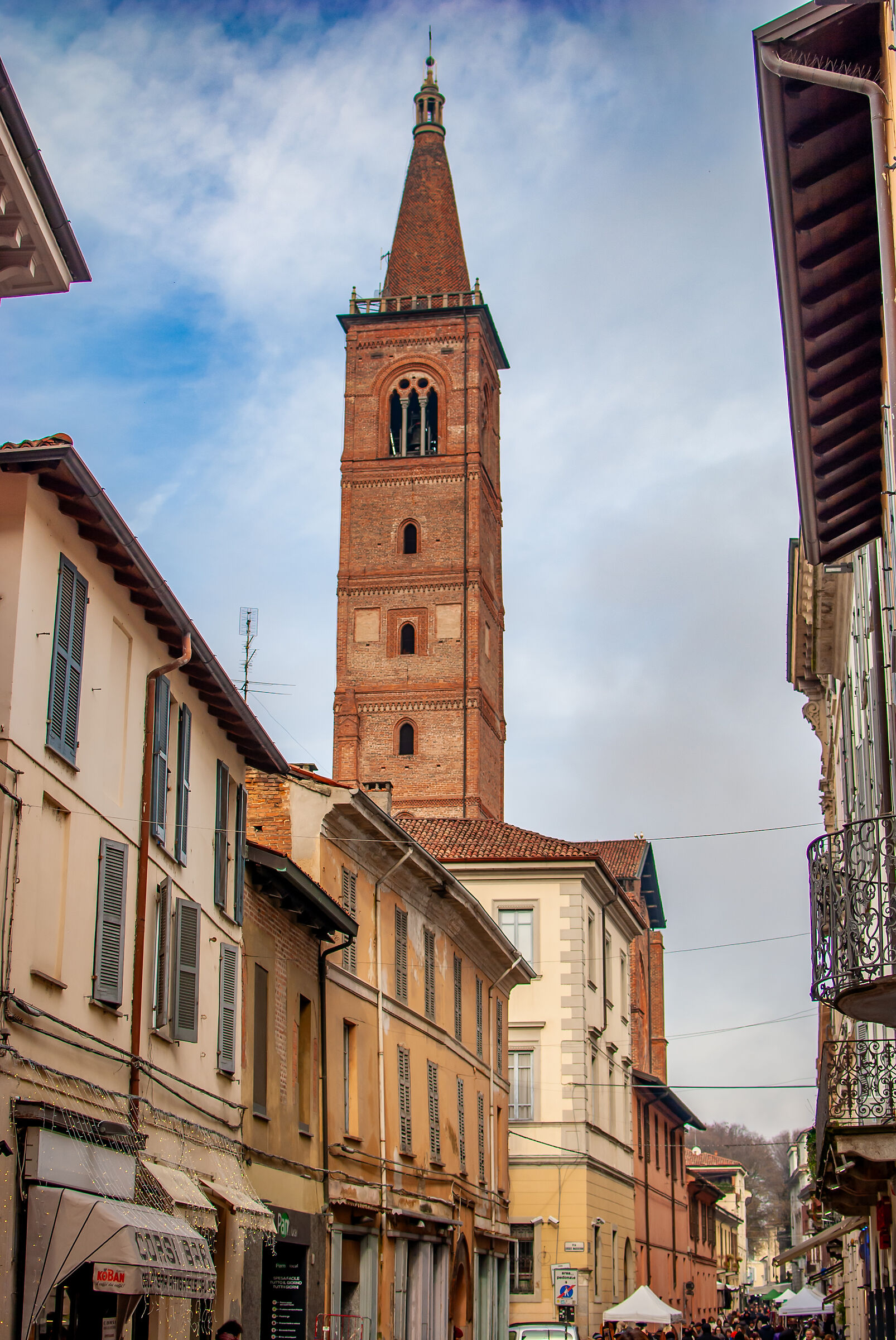 Pavia - Torre campanaria della Chiesa del Carmine
