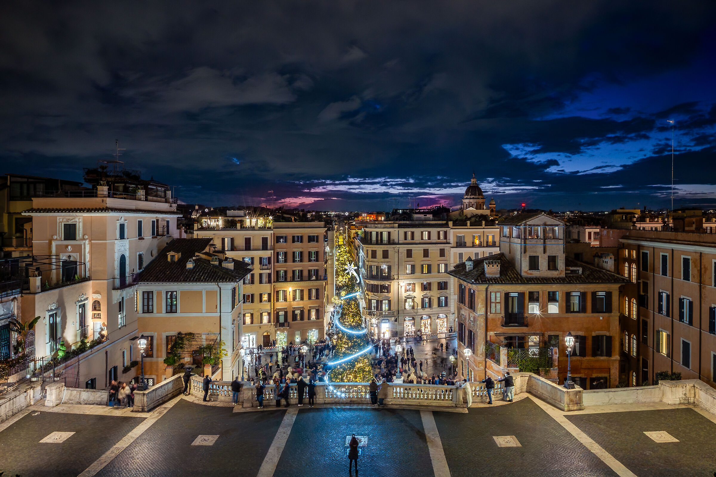 'Brillocco' is lit in Piazza di Spagna