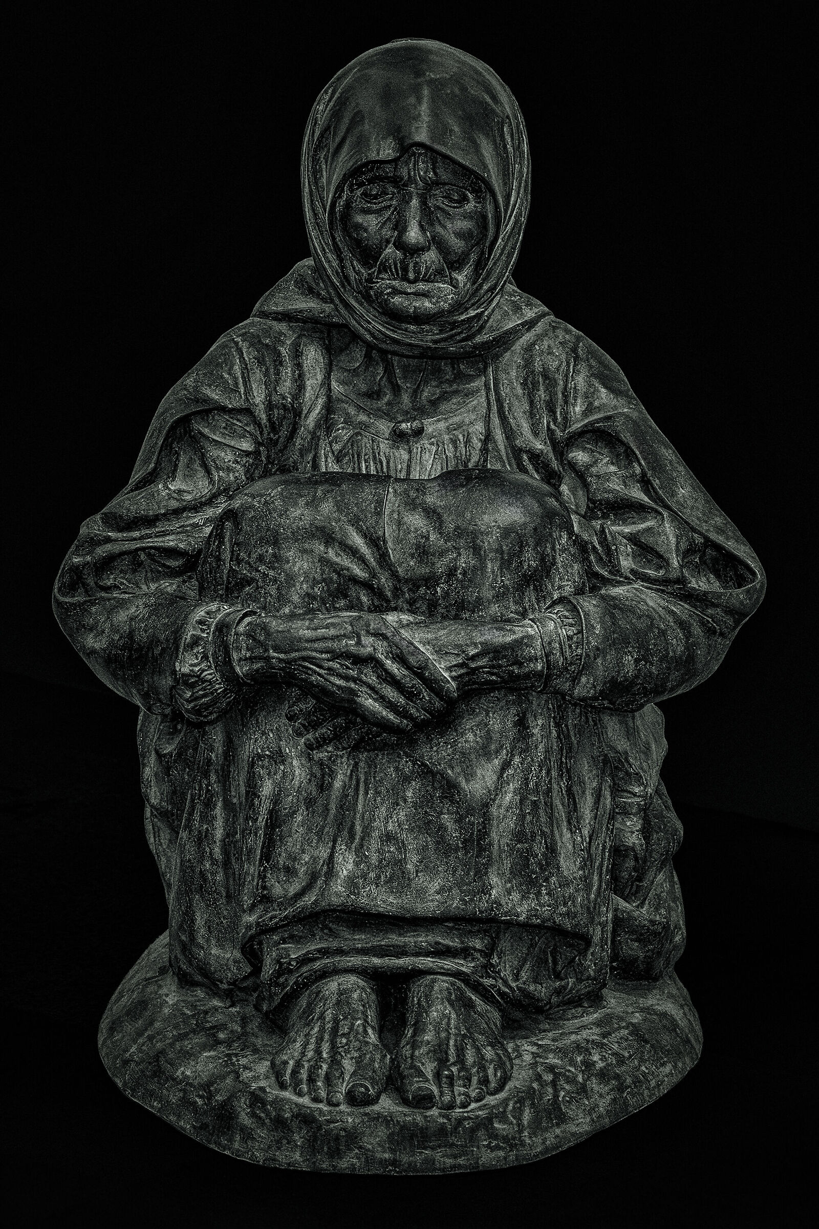 The mother of the murdered sculpture by Francesco Ciusa
