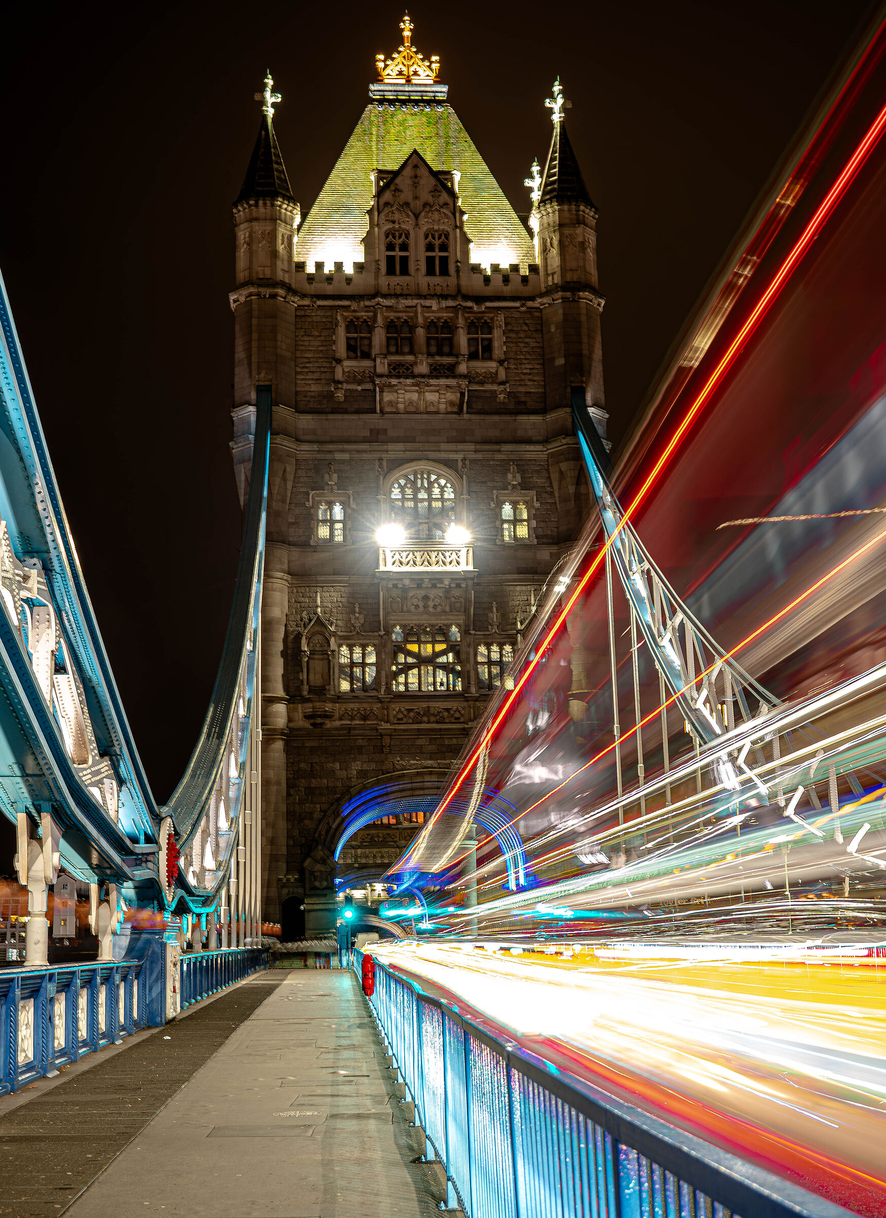 Traffico notturno sul Tower Bridge