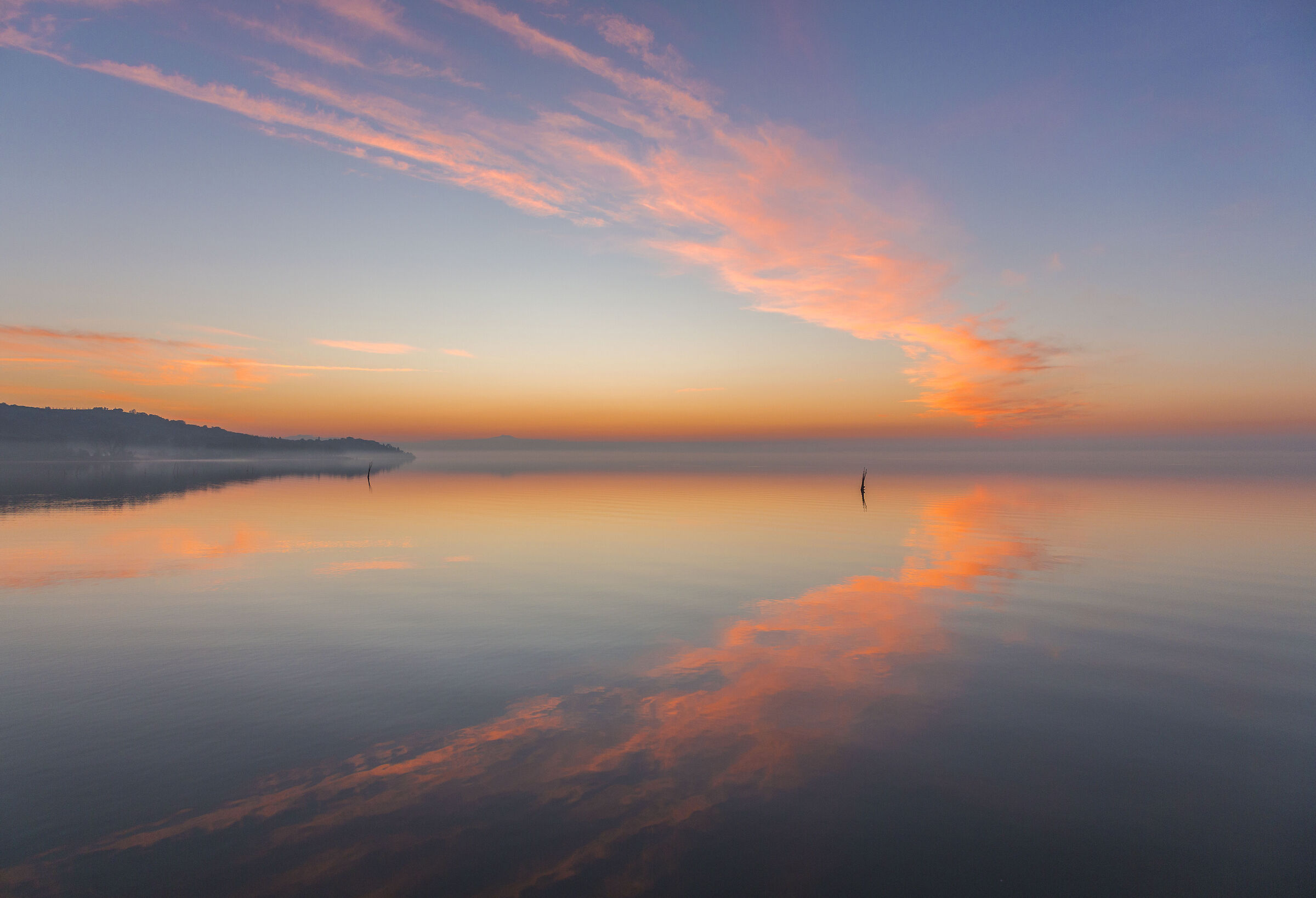 Riflessi simmetrici sul Lago Trasimeno