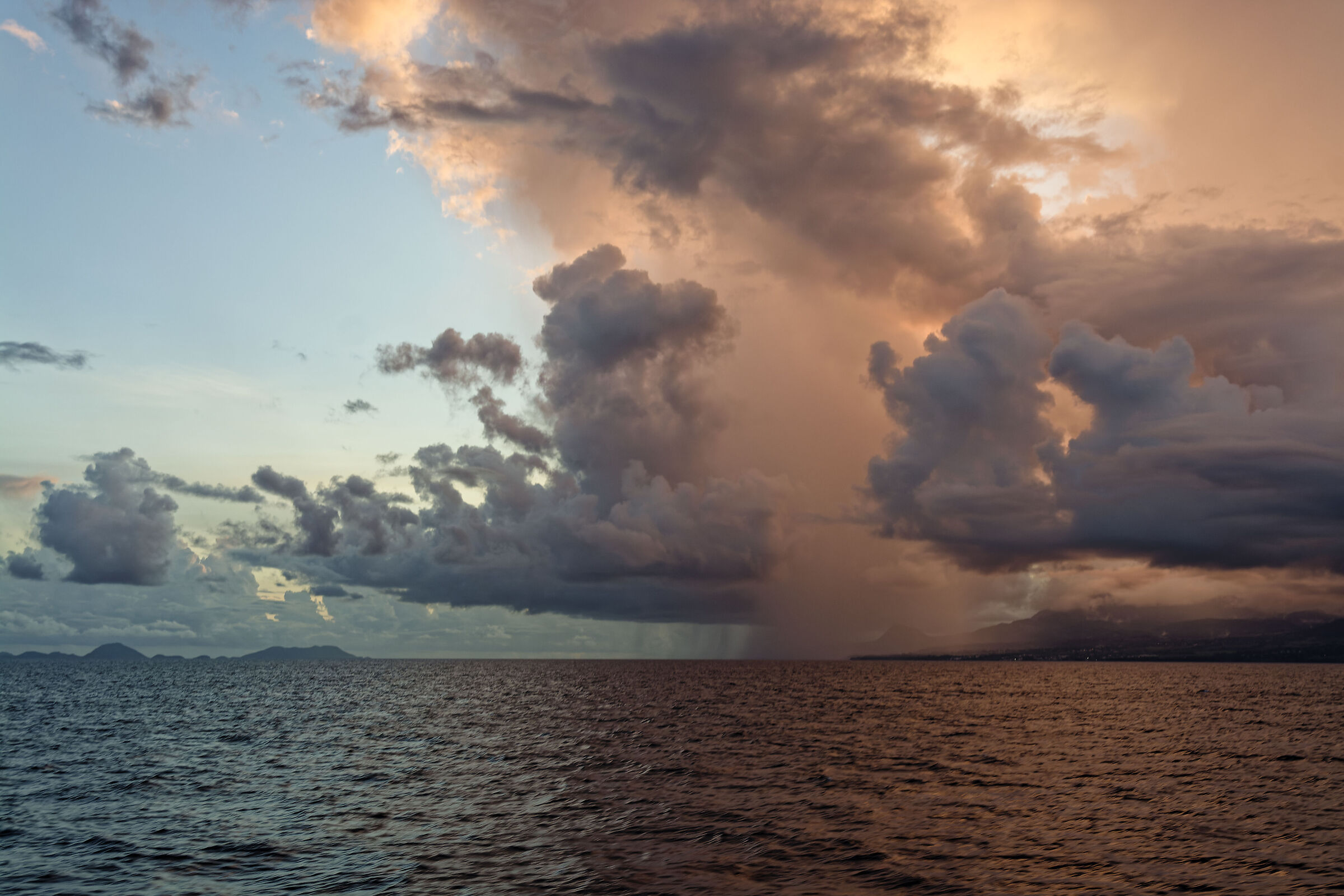 Orage au loin sur Les Saintes