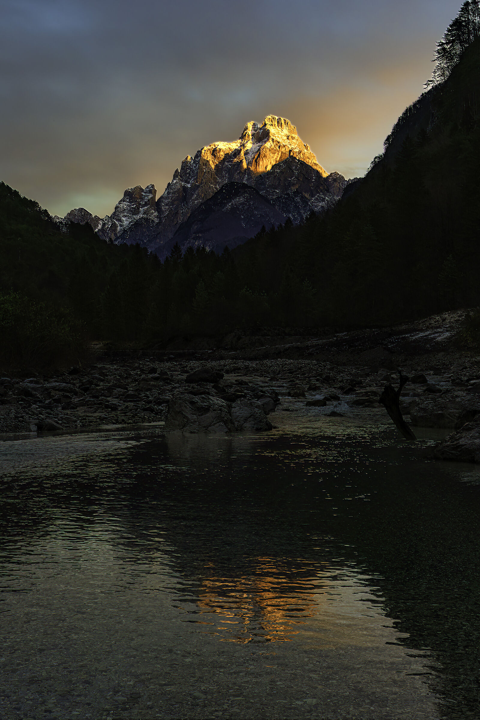 Tramonto sul Jof del Montasio , alpi Giulie