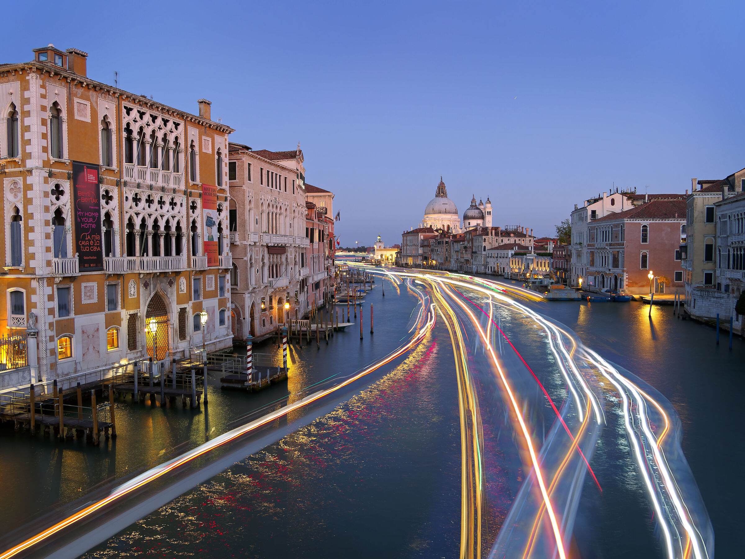 La danza serale dei vaporetti a Venezia