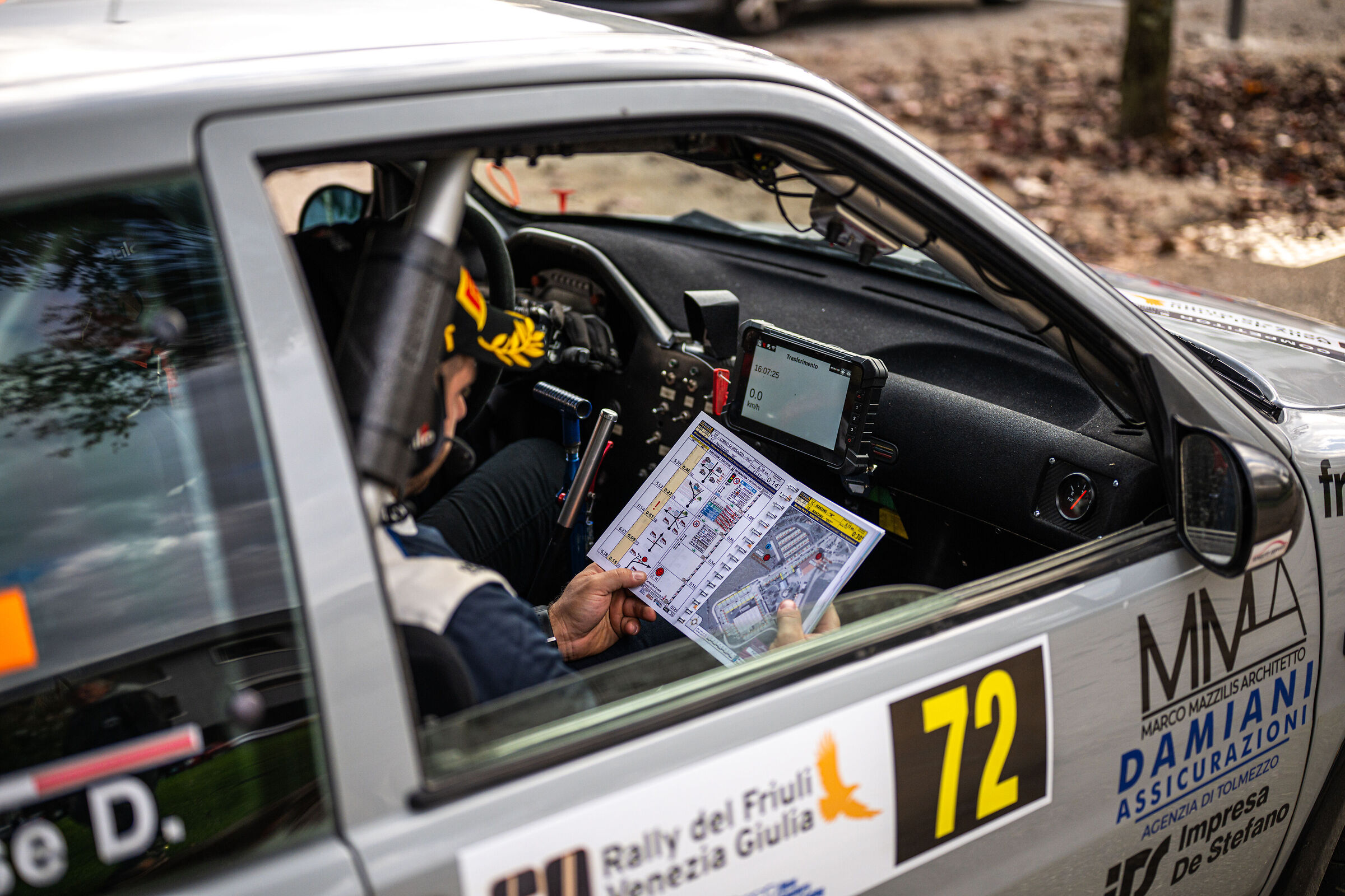 Coopilota si prepara al rally