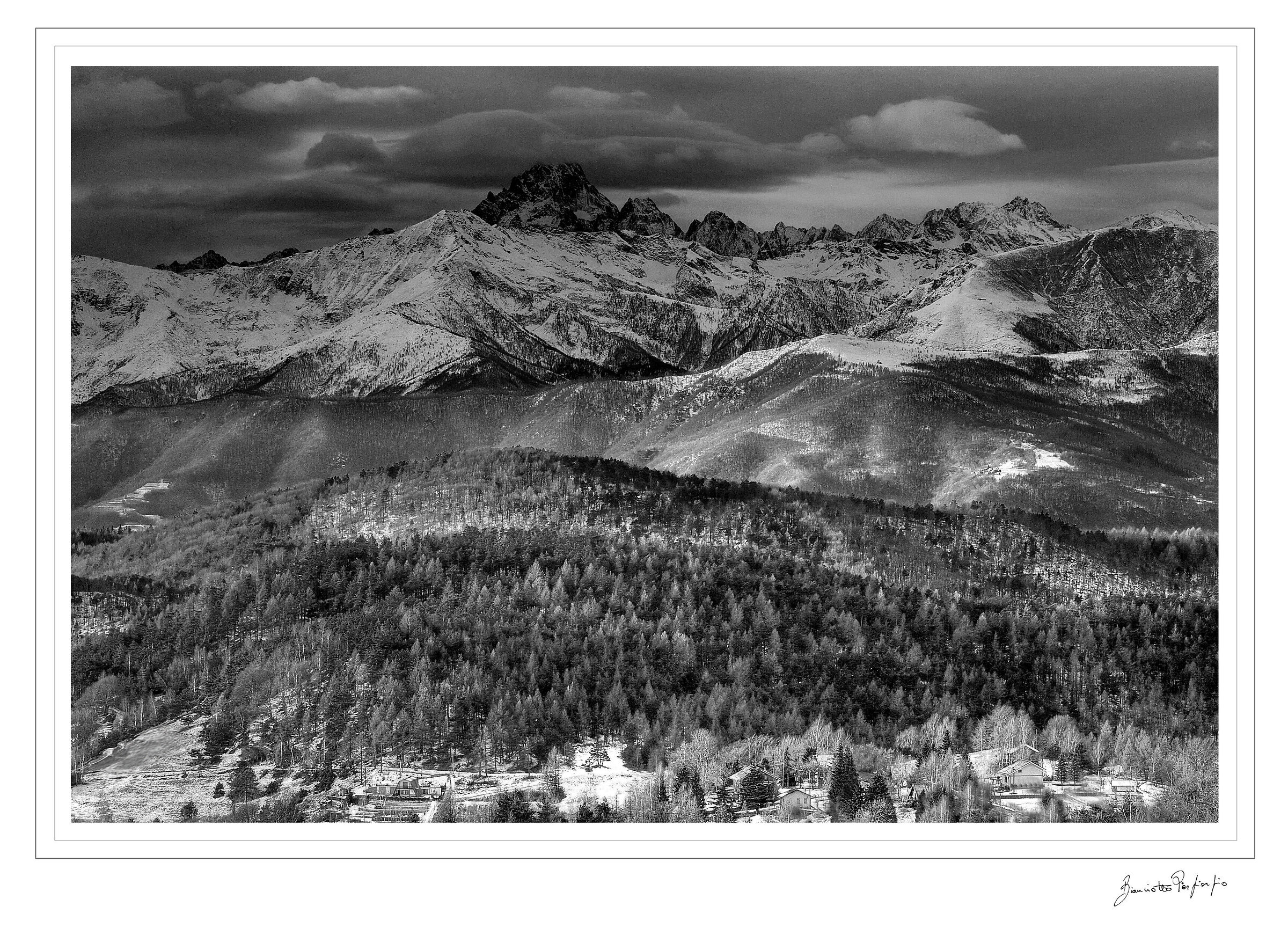 Panorama sul Monviso dal Monte Sette Confini B&W