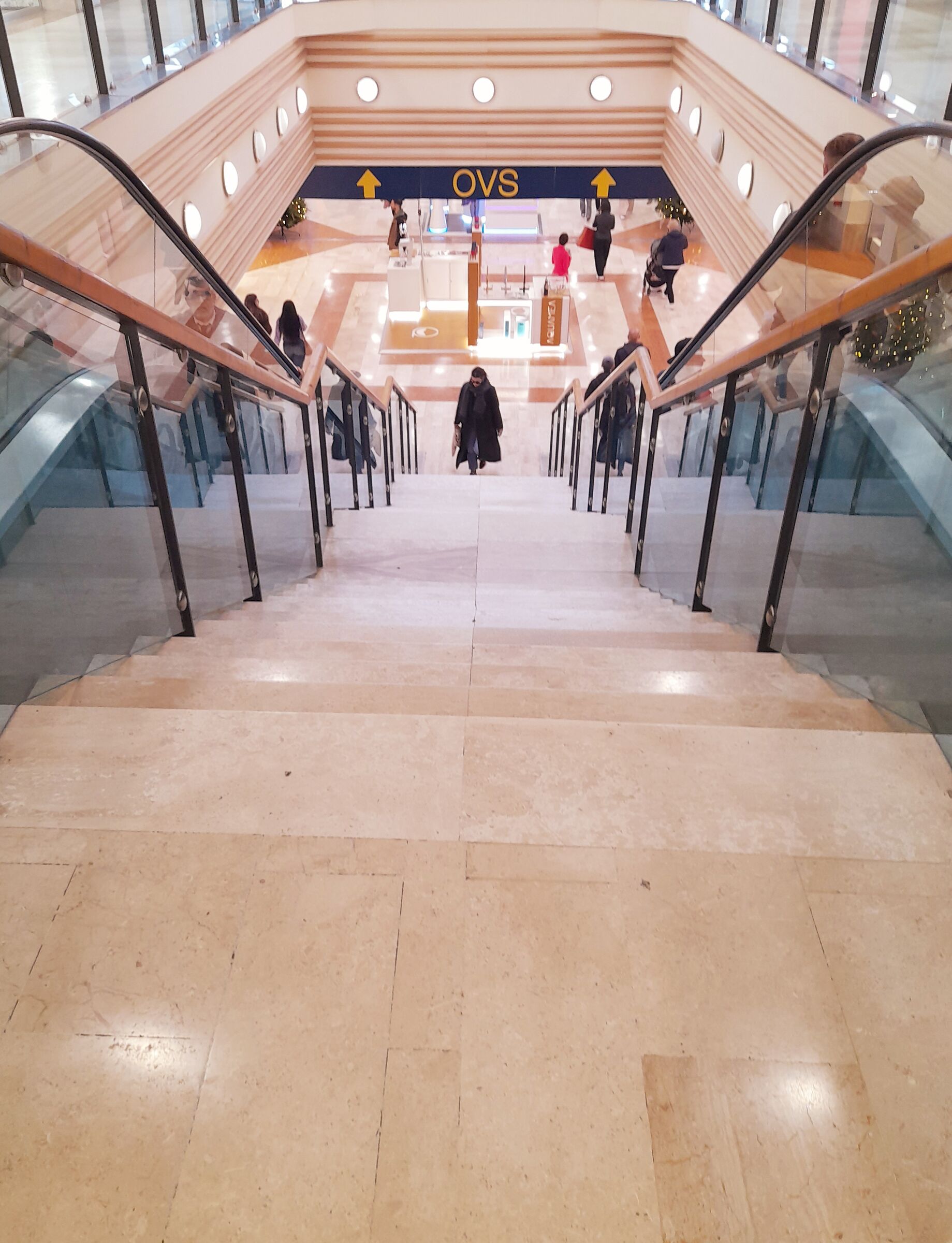 Al centro del centro commerciale