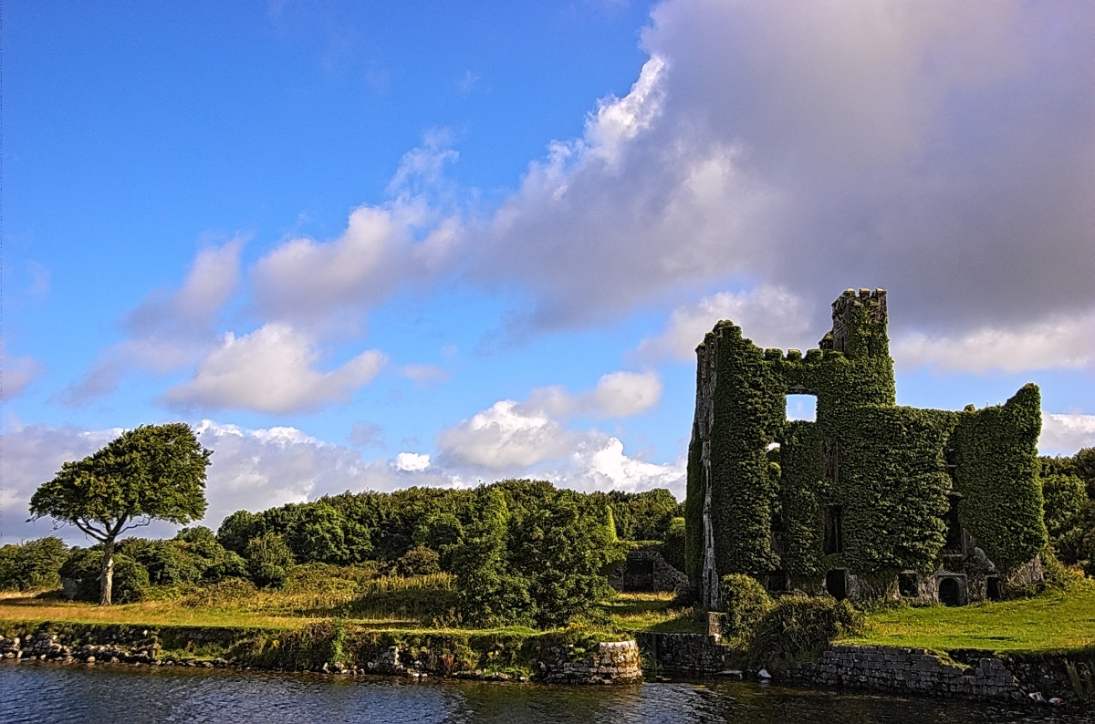 Una crociera sul fiume, osservando il cielo d'Irlanda