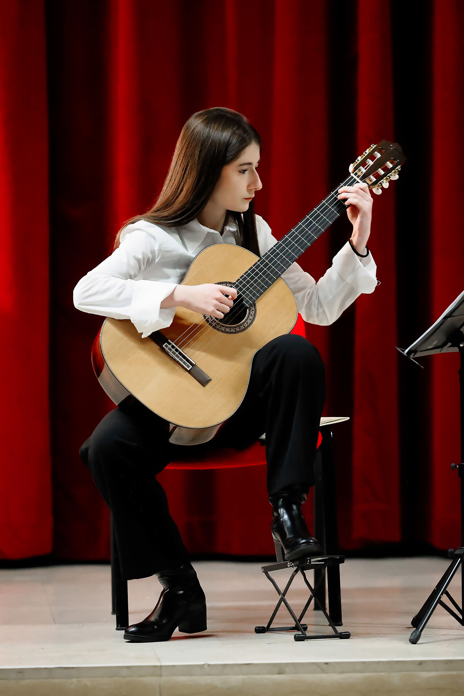 Giovane chitarrista in concerto