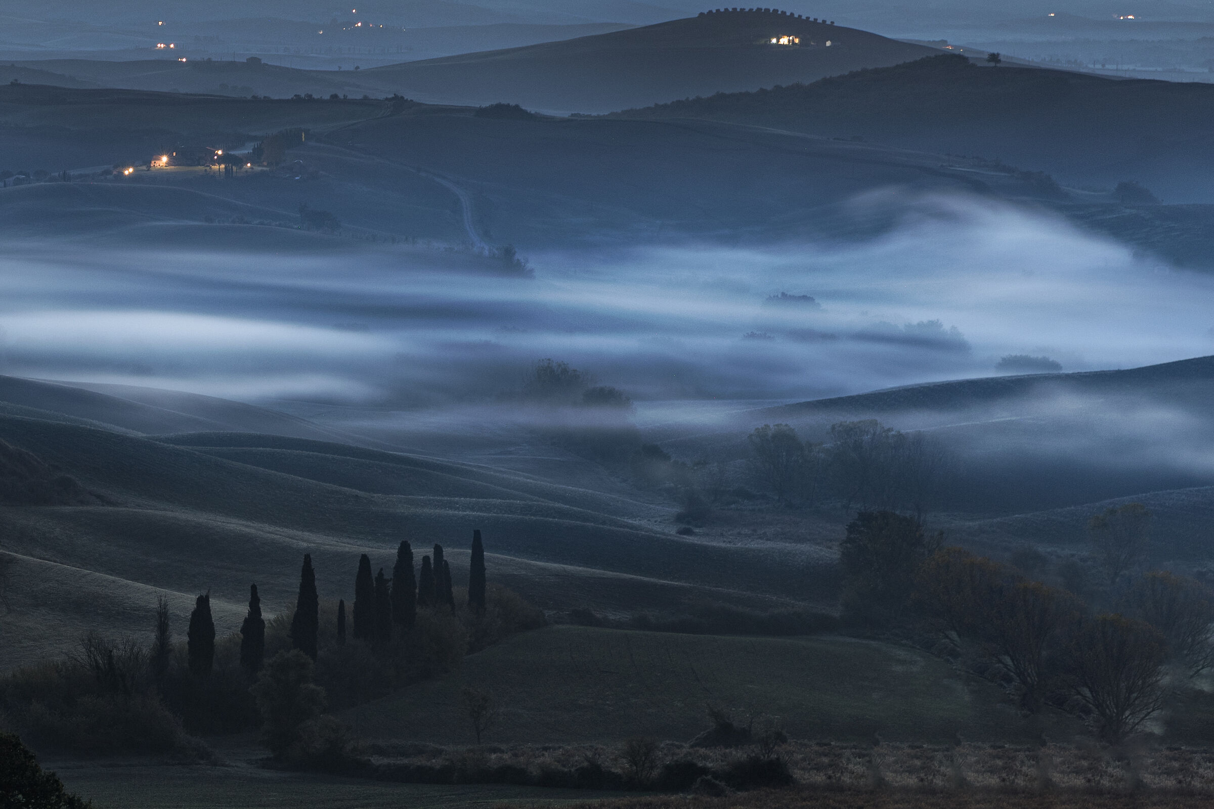 Veiled Val d'Orcia: a dawn suspended in fog.