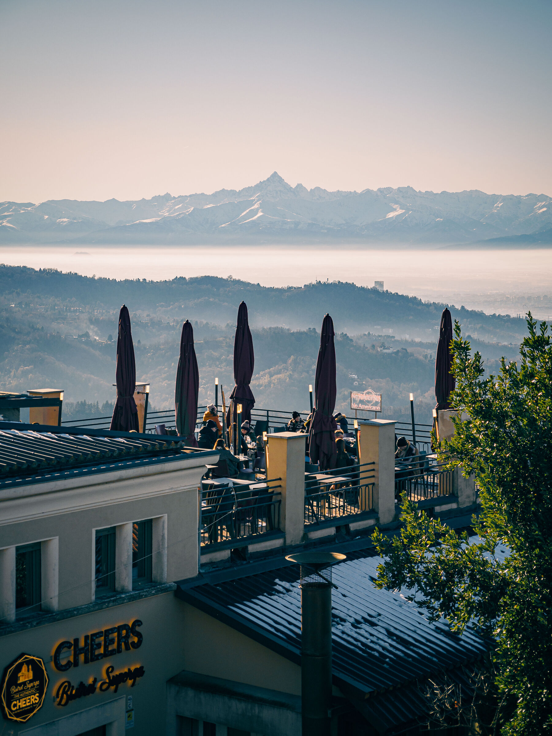 La città, il Monviso e la collina